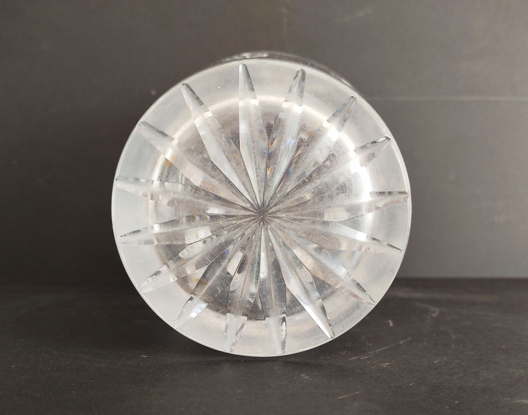 Ensemble de trois vases en cristal et en verre