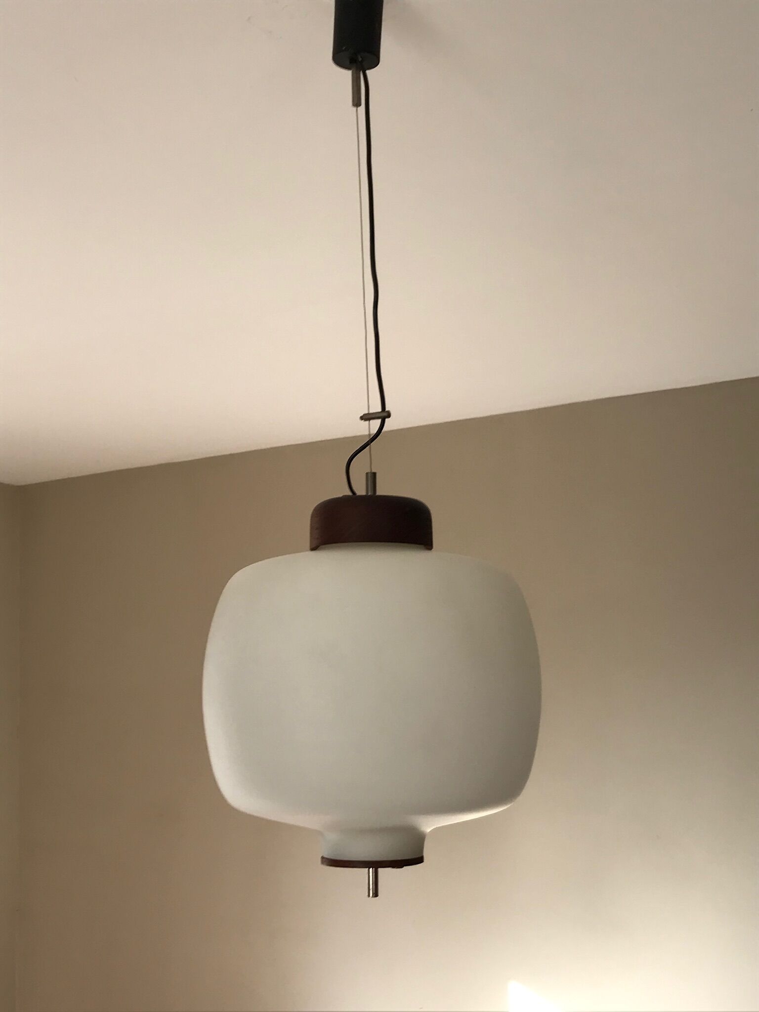 Suspension opaline et teck des années 60