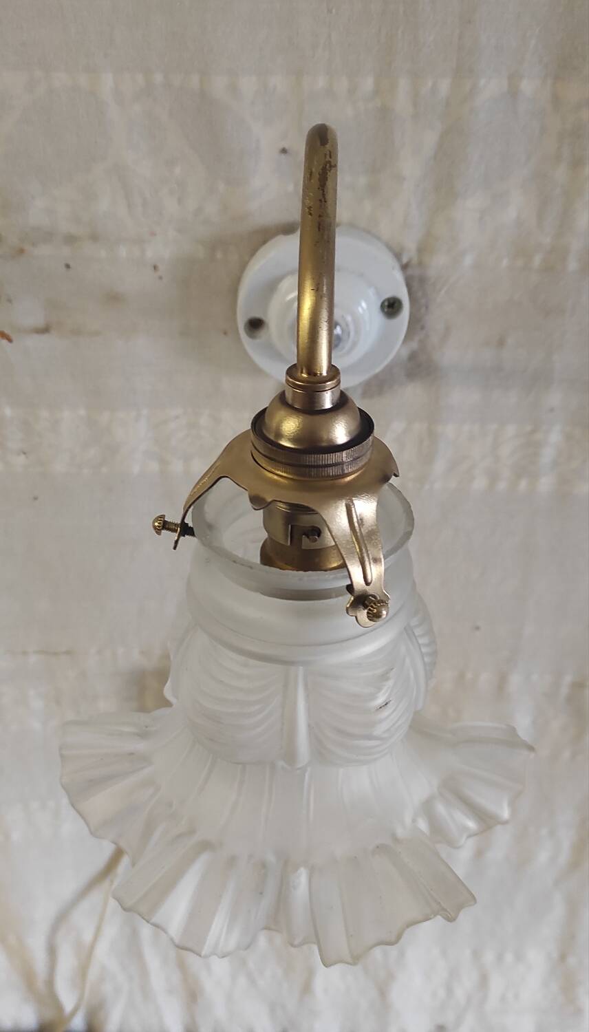 Swan neck wall light in brass, porcelain and glass paste - mid 20th century.