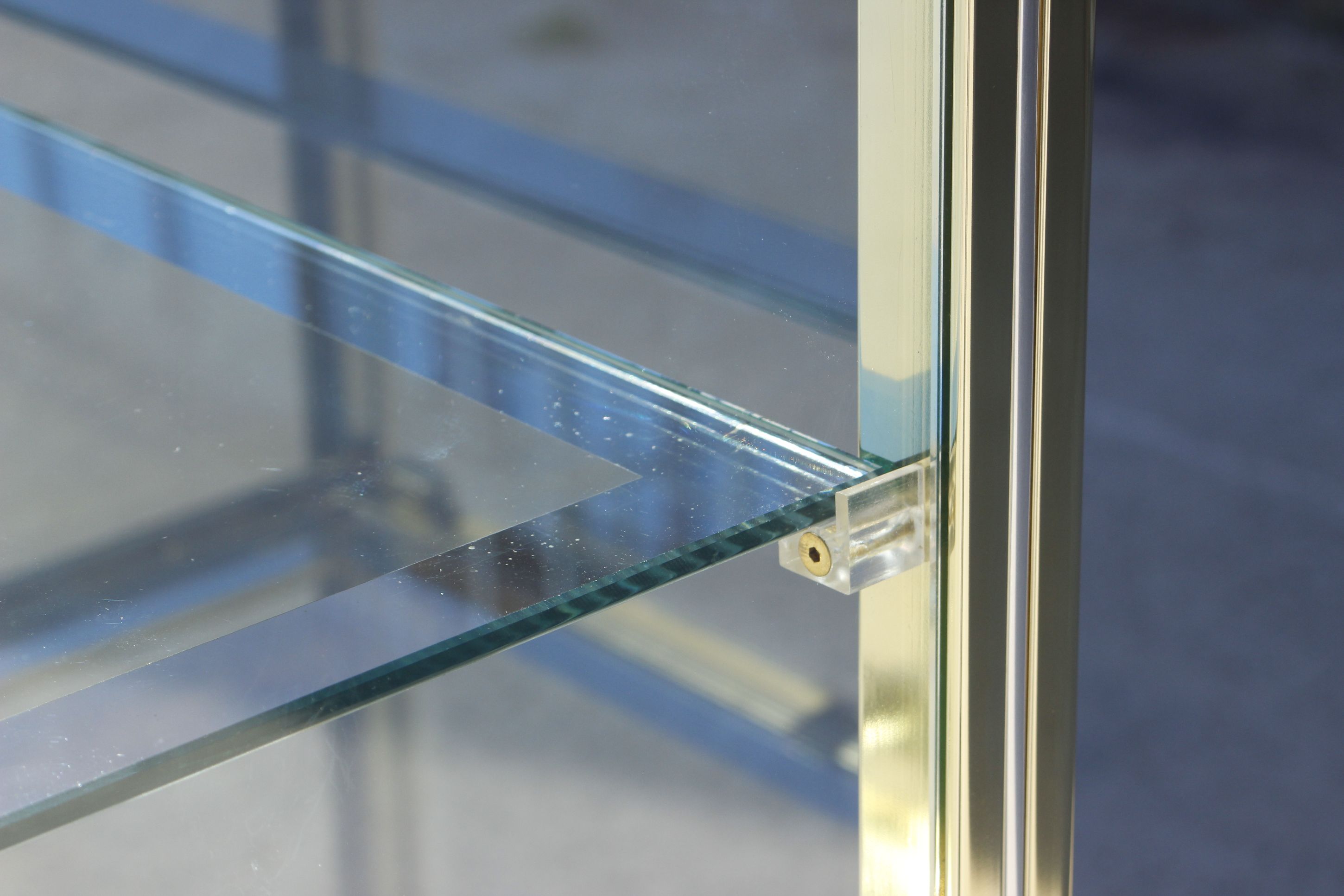 Vitrine vintage en laiton doré et verre, 1970s