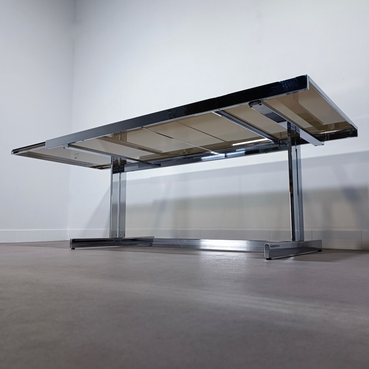 Extendable chrome dining table