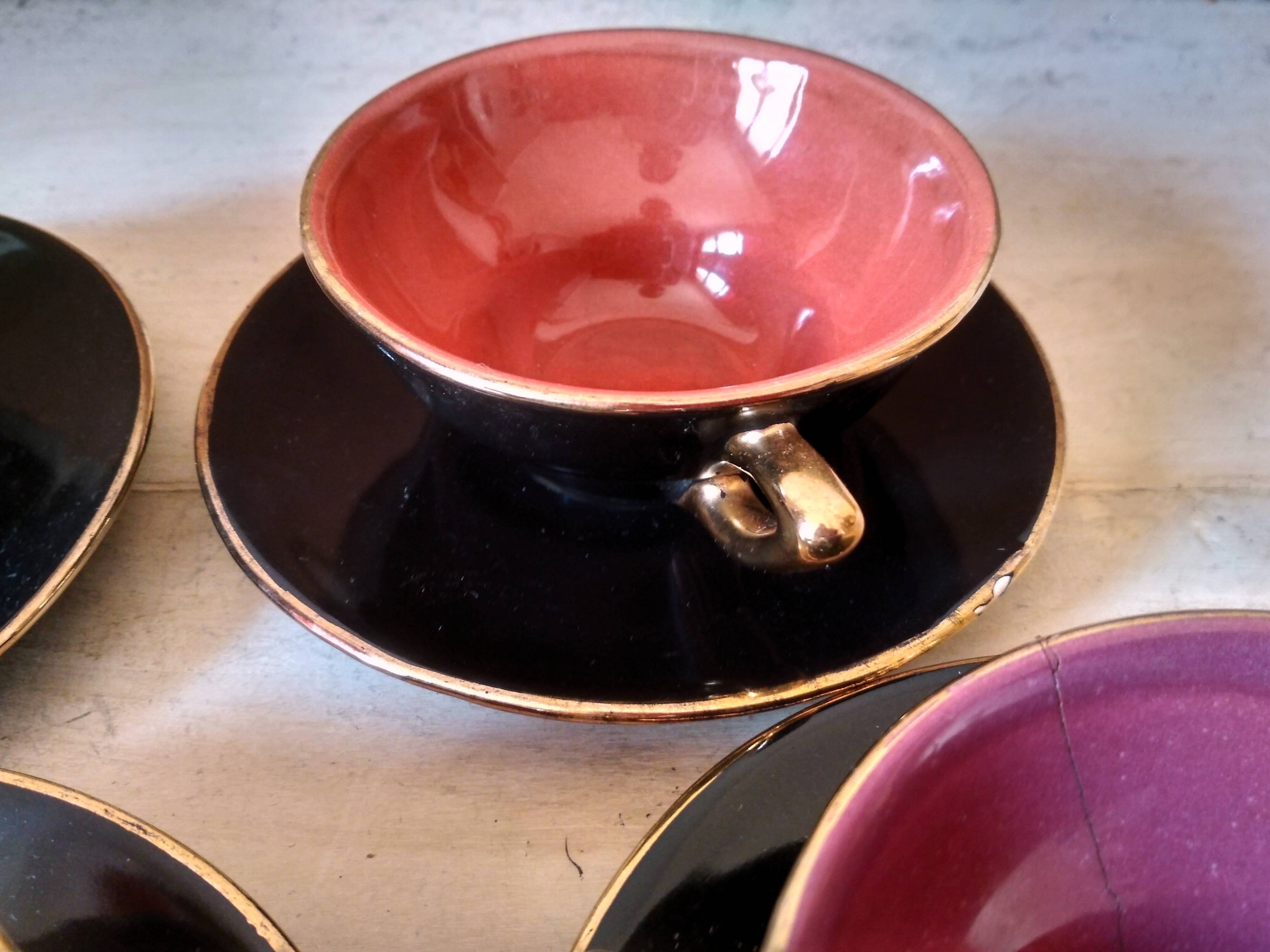 4 cups tea or coffee in the 1950s, color mugs, black and Golden NET