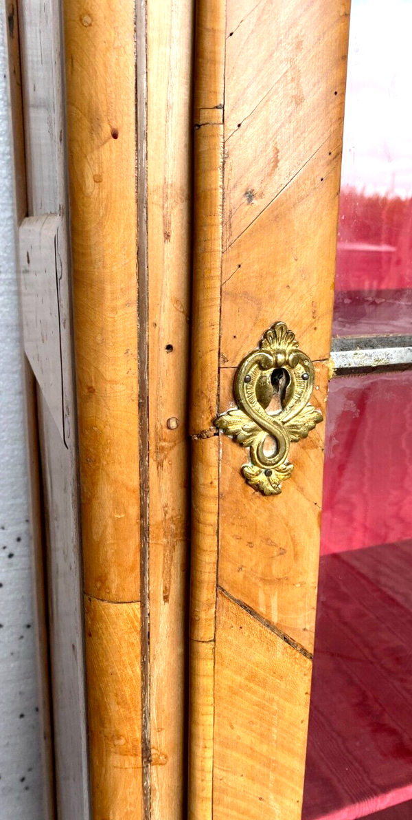 Vitrine de style Louis XV en bois de merisier et placage XIX siècle