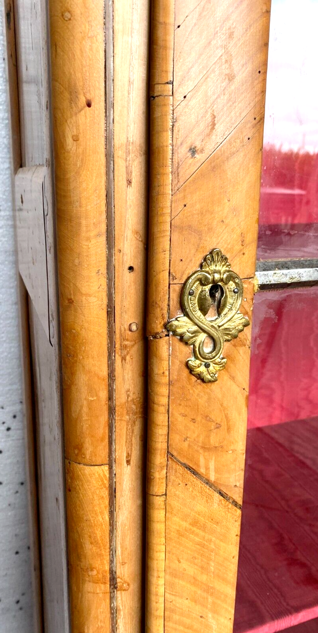 Vitrine de style Louis XV en bois de merisier et placage XIX siècle