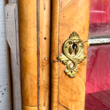 Vitrine de style Louis XV en bois de merisier et placage XIX siècle