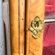 Vitrine de style Louis XV en bois de merisier et placage XIX siècle