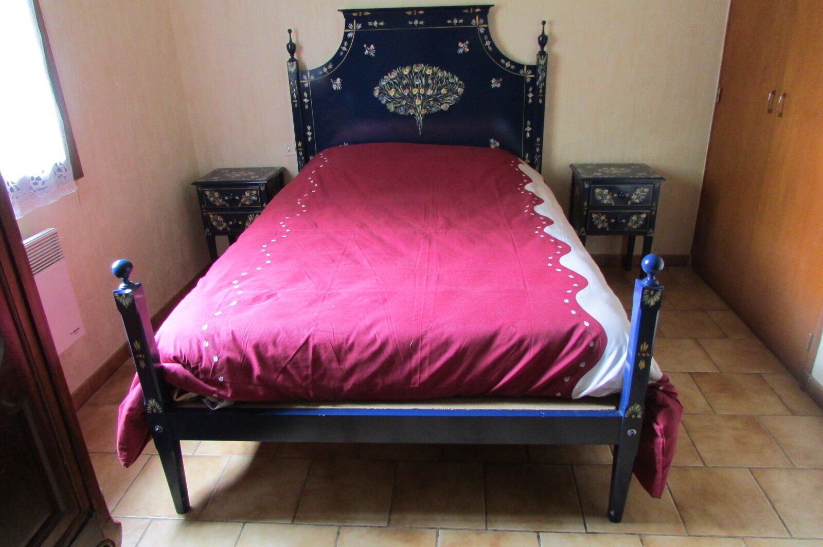 bed, flowery blue lacquer