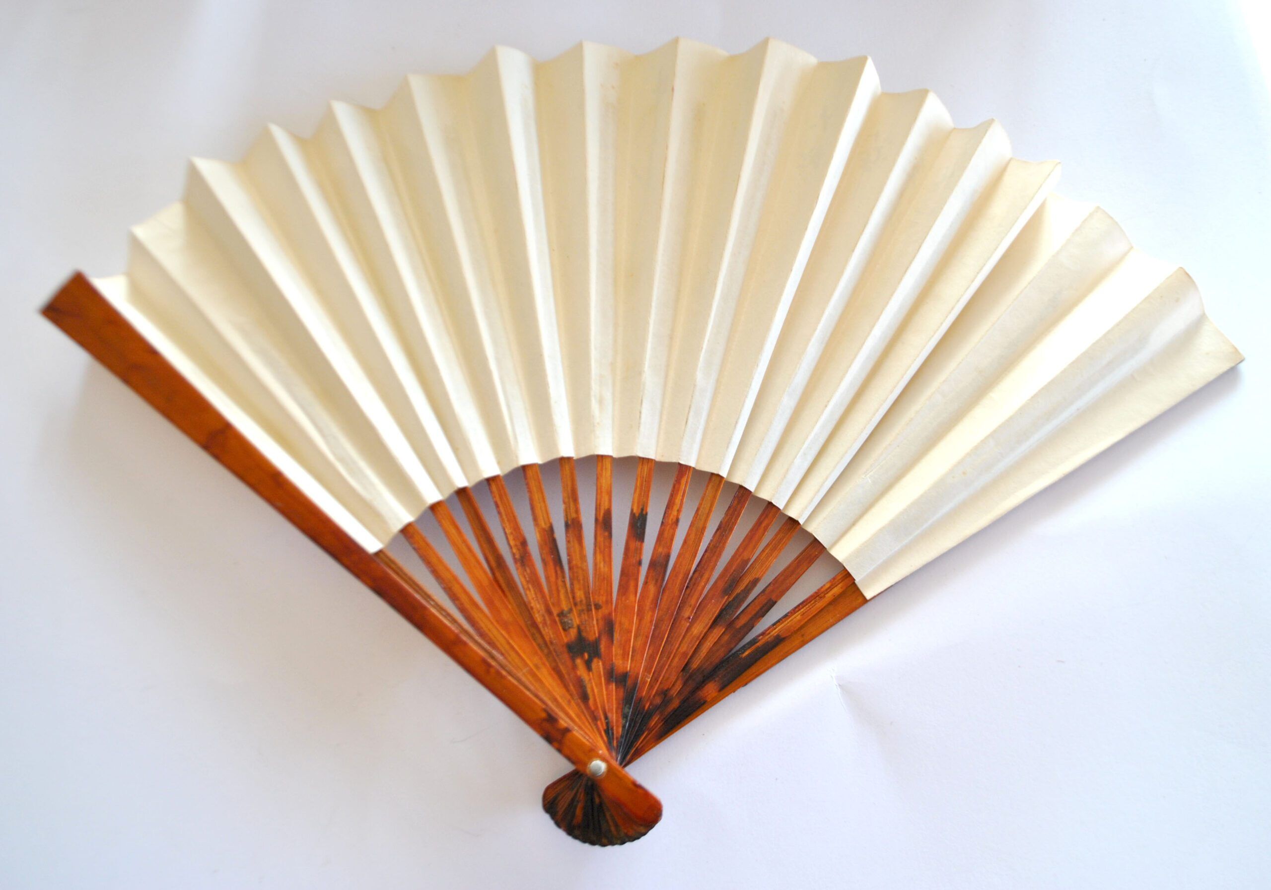 Vintage bamboo fan with floral decoration from China.