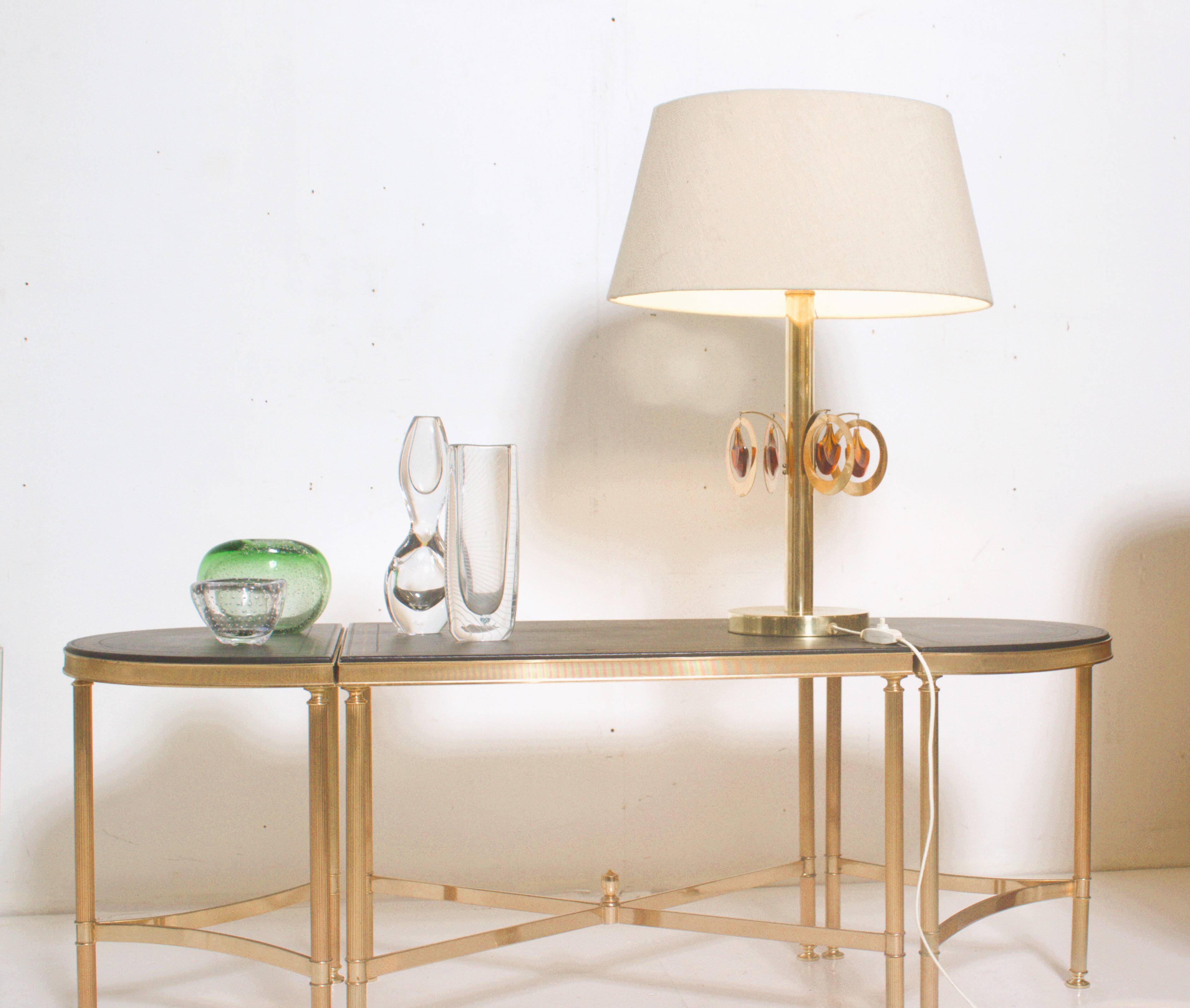 Lampe de table en laiton avec ornements en verre couleur ambre ca  1970