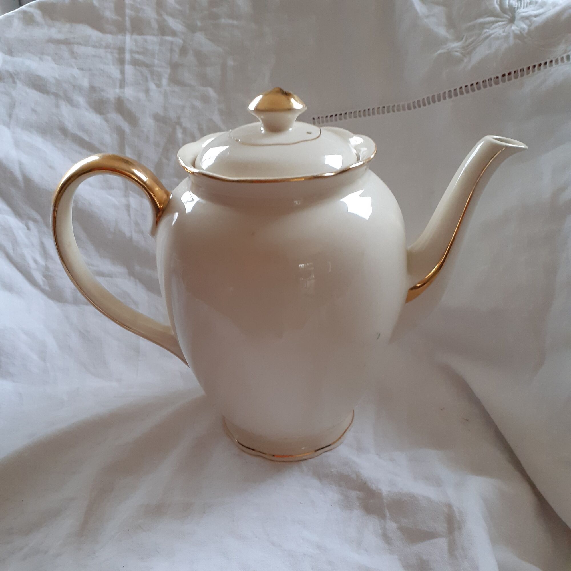 Thiére en faïence blanc cassé Villeroy et Boch des annèes 50.