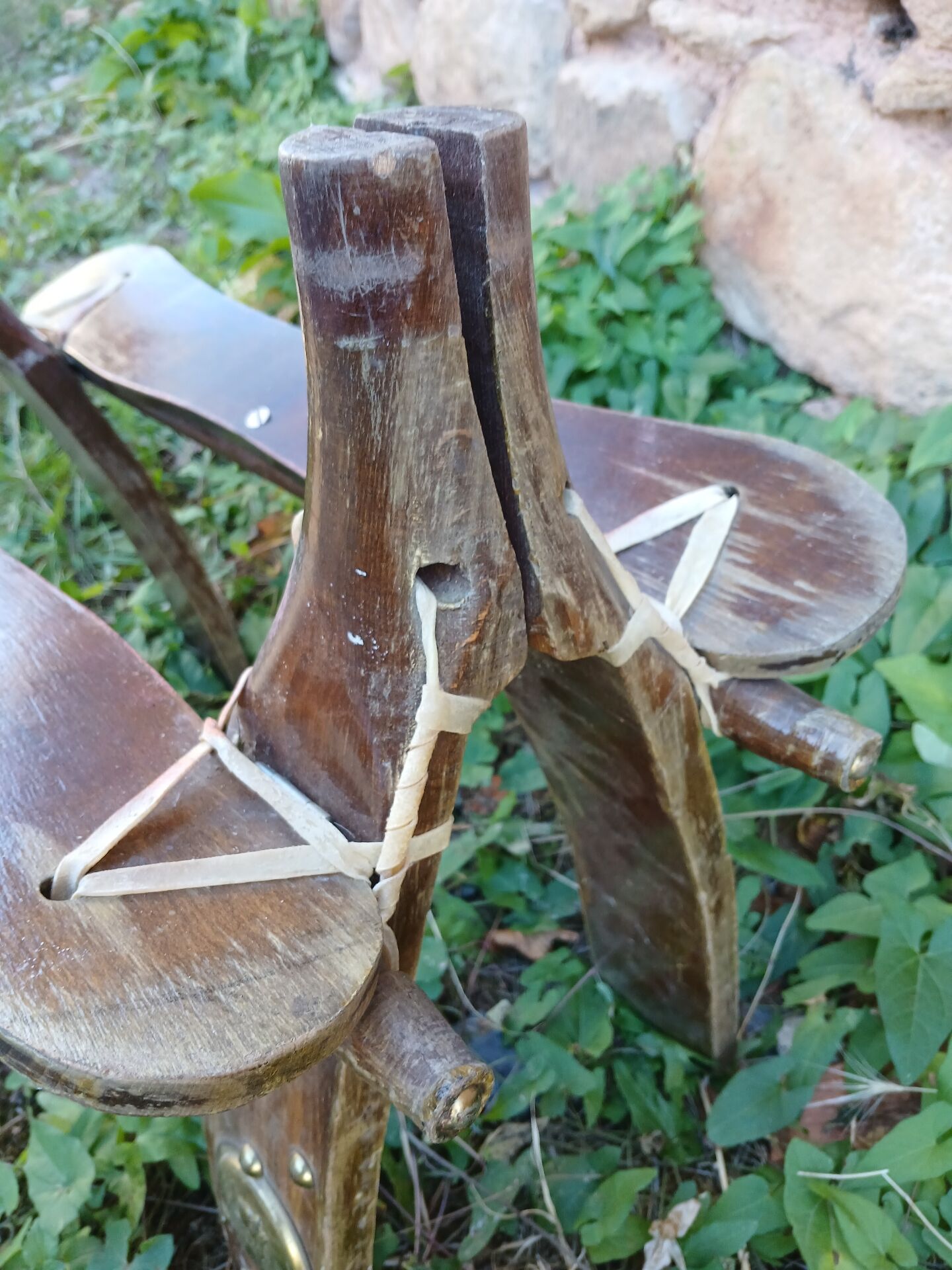 Tabouret égyptien forme selle de chameau
