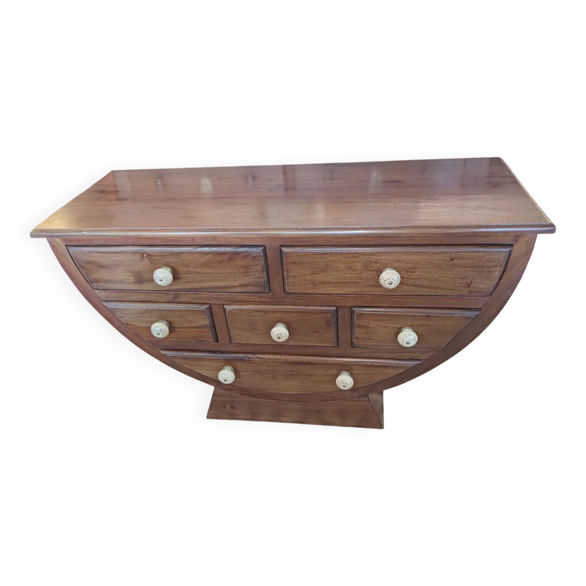 Half-moon commode