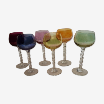 Ensemble de 6 verres anciens de différentes couleurs a pied torsadé