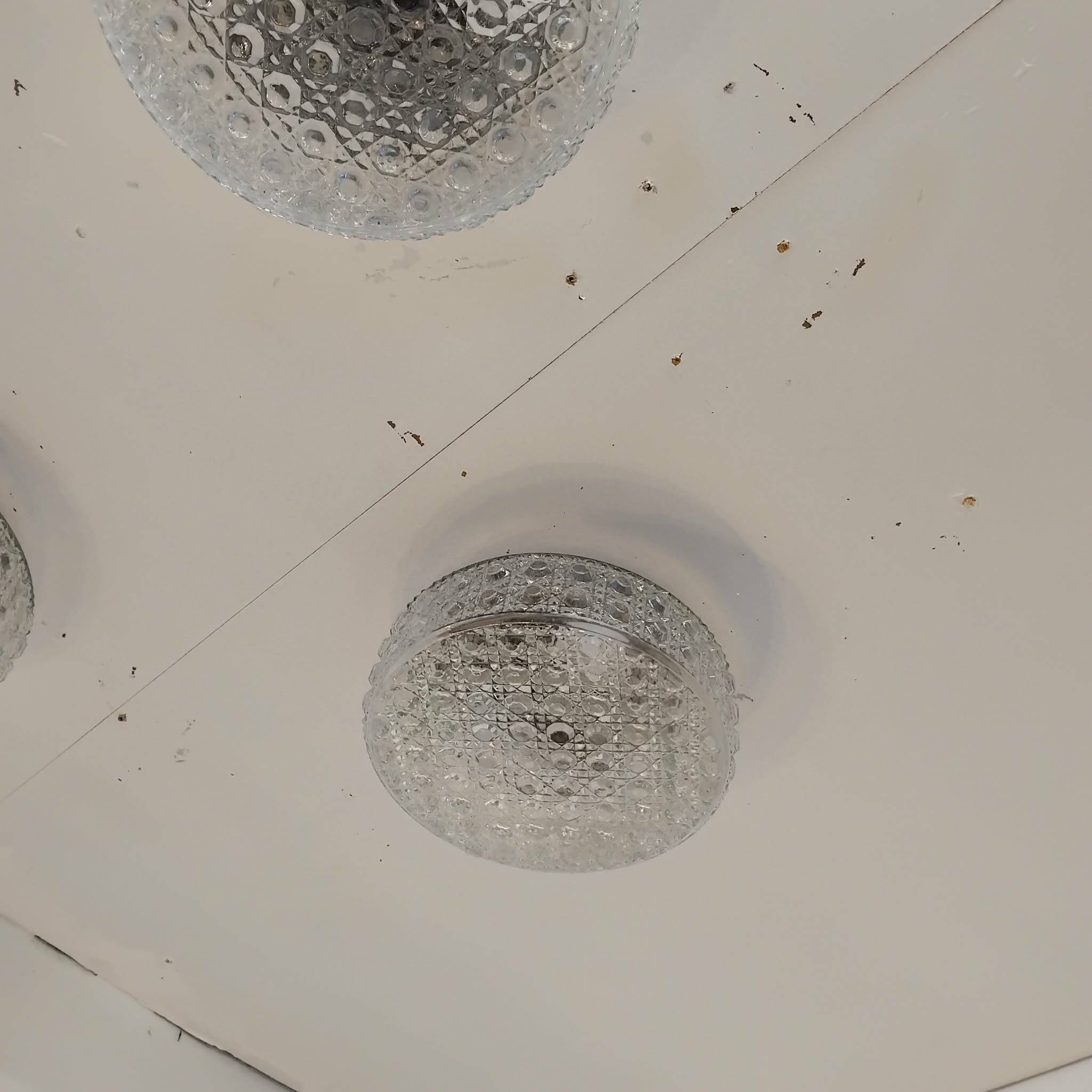Suite de 3 plafonniers en verre moulé presssé année 50