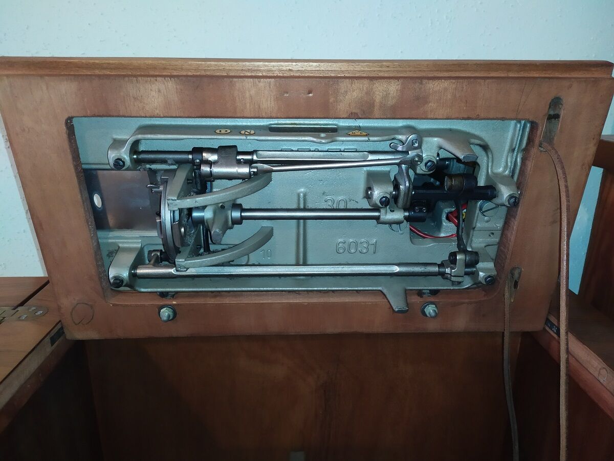 Meuble + machine a coudre pfaff 60