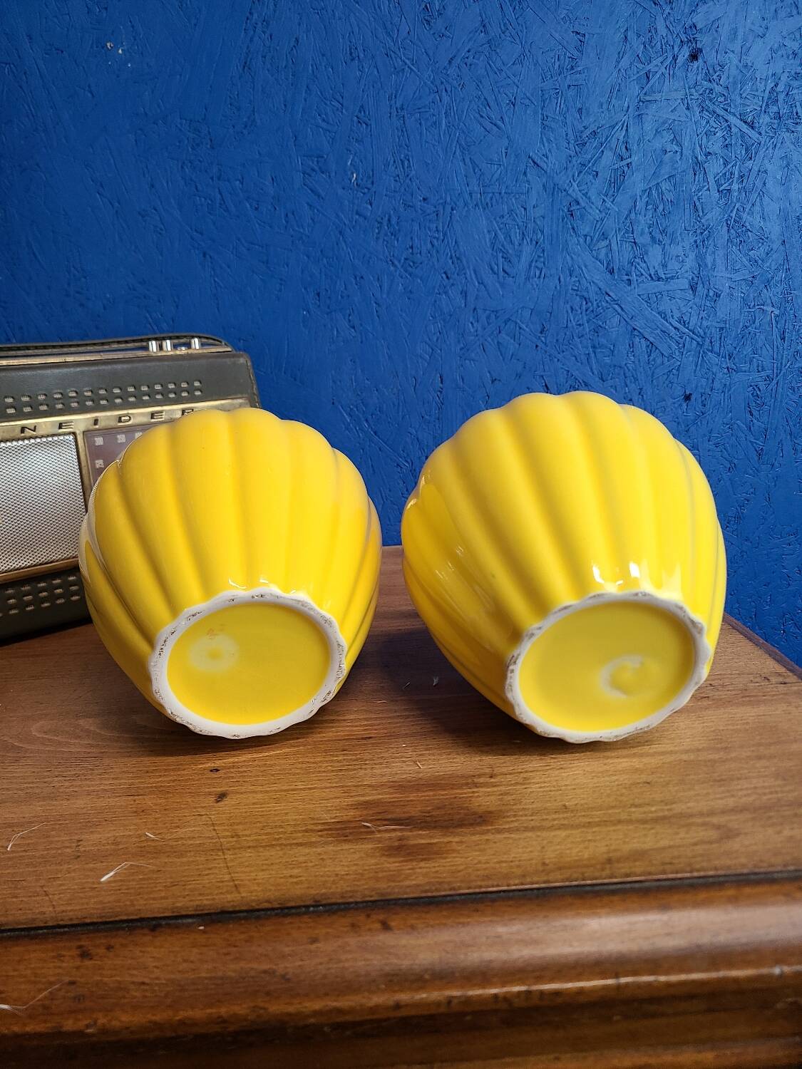 Paire de vase en émail jaune citron