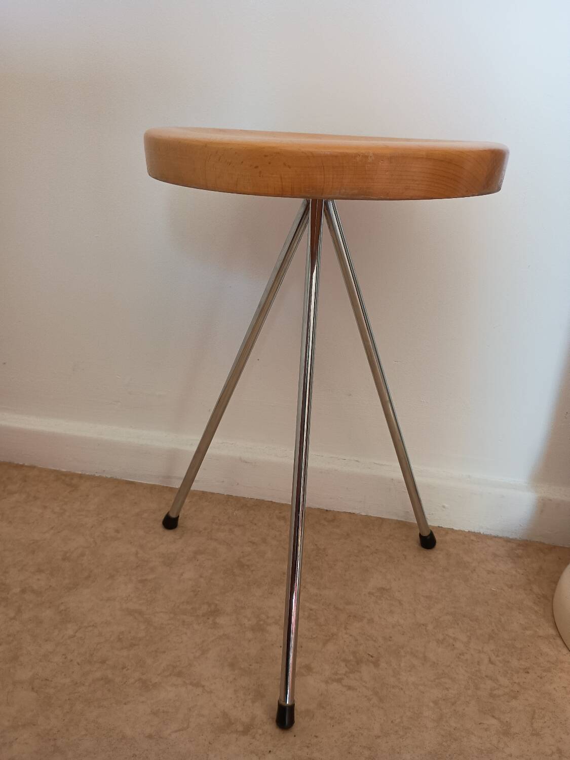 Nuta stool
