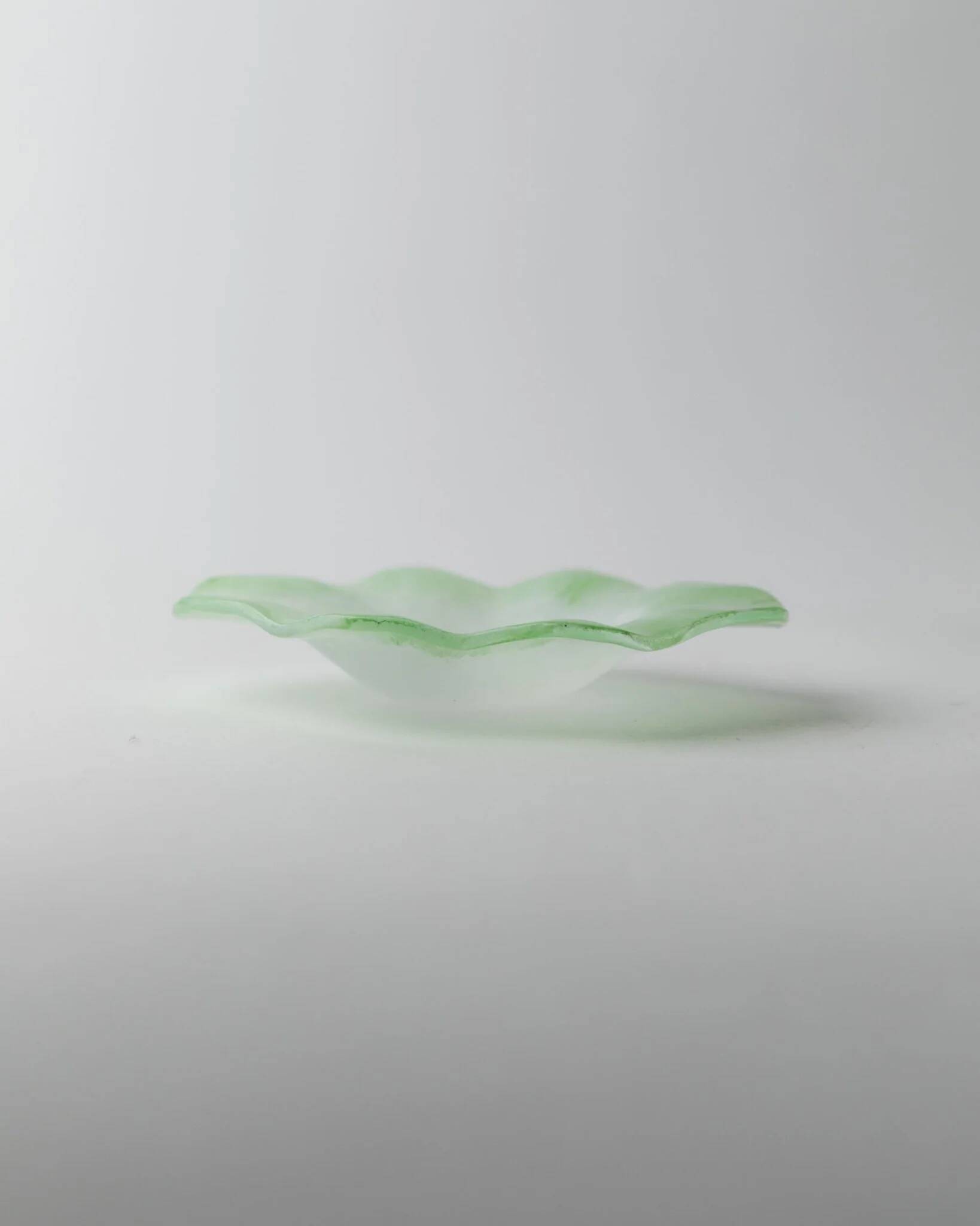 Bol en verre de Murano vert par Giochi di Luce - Plat sculptural ondulé d'Italie des années 1980 pour cendrier ou porte-savon.