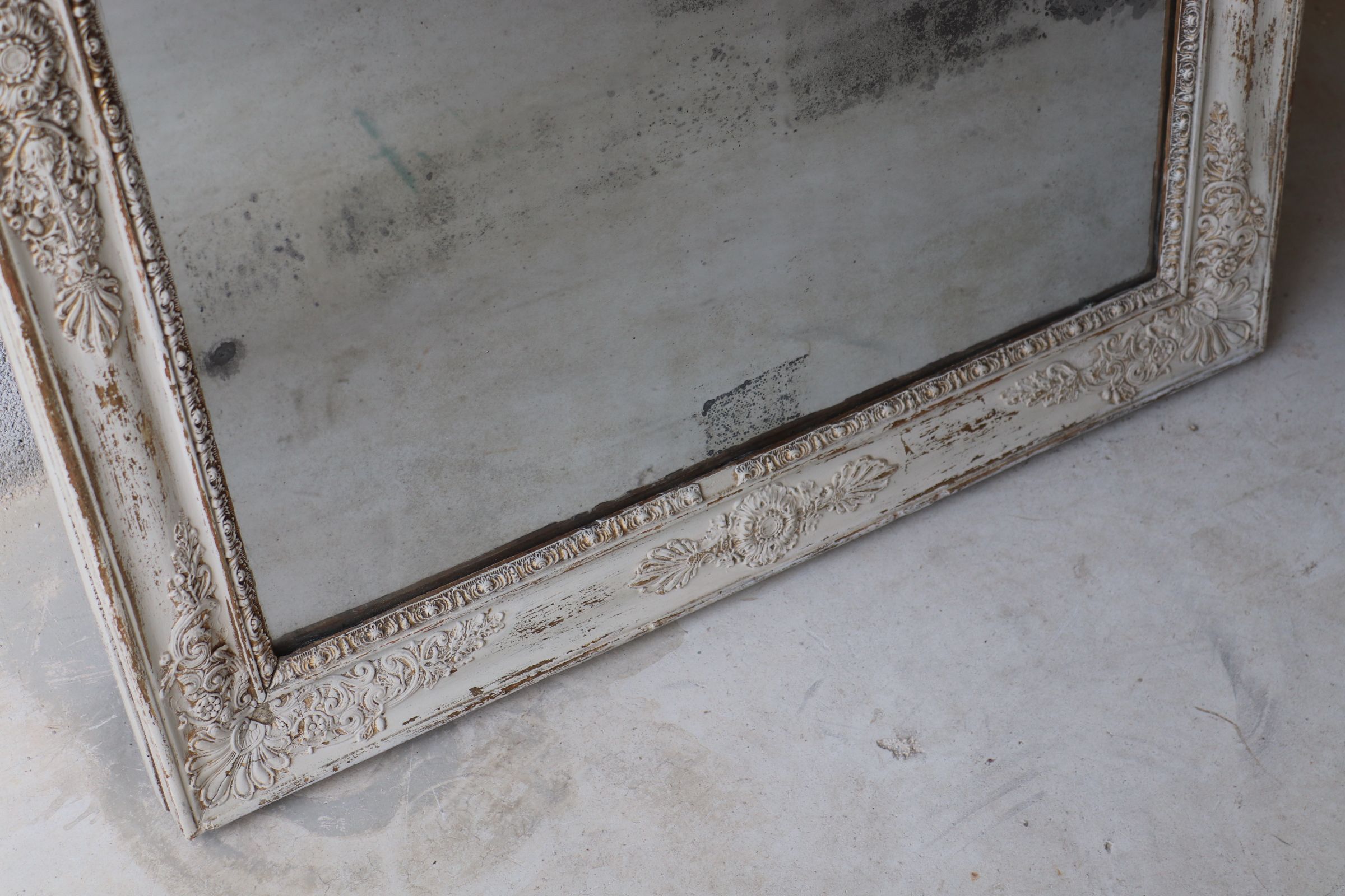 Large mirror early 19th old in patinated wood and mercury