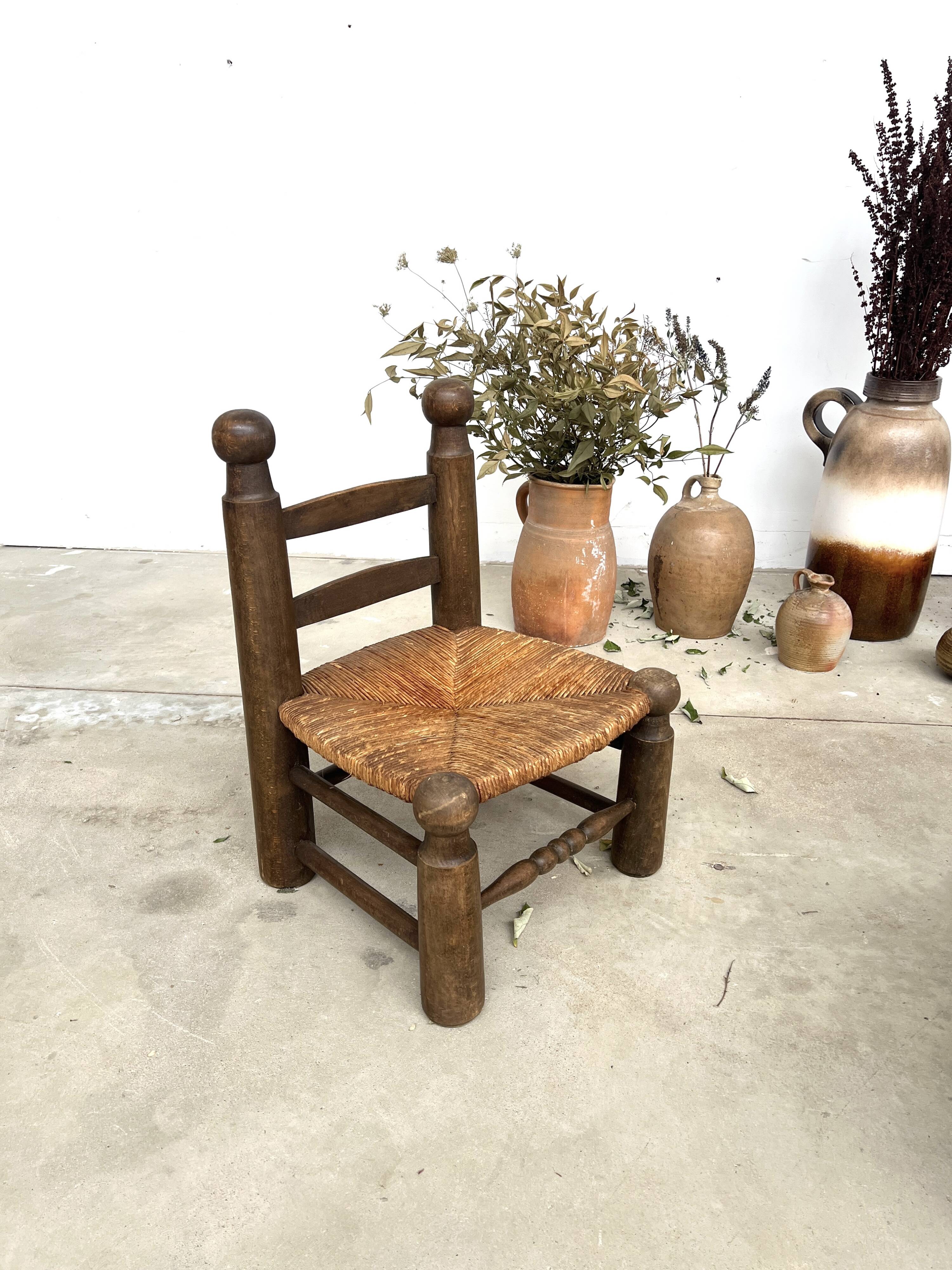 Brutalist chair in wood and straw