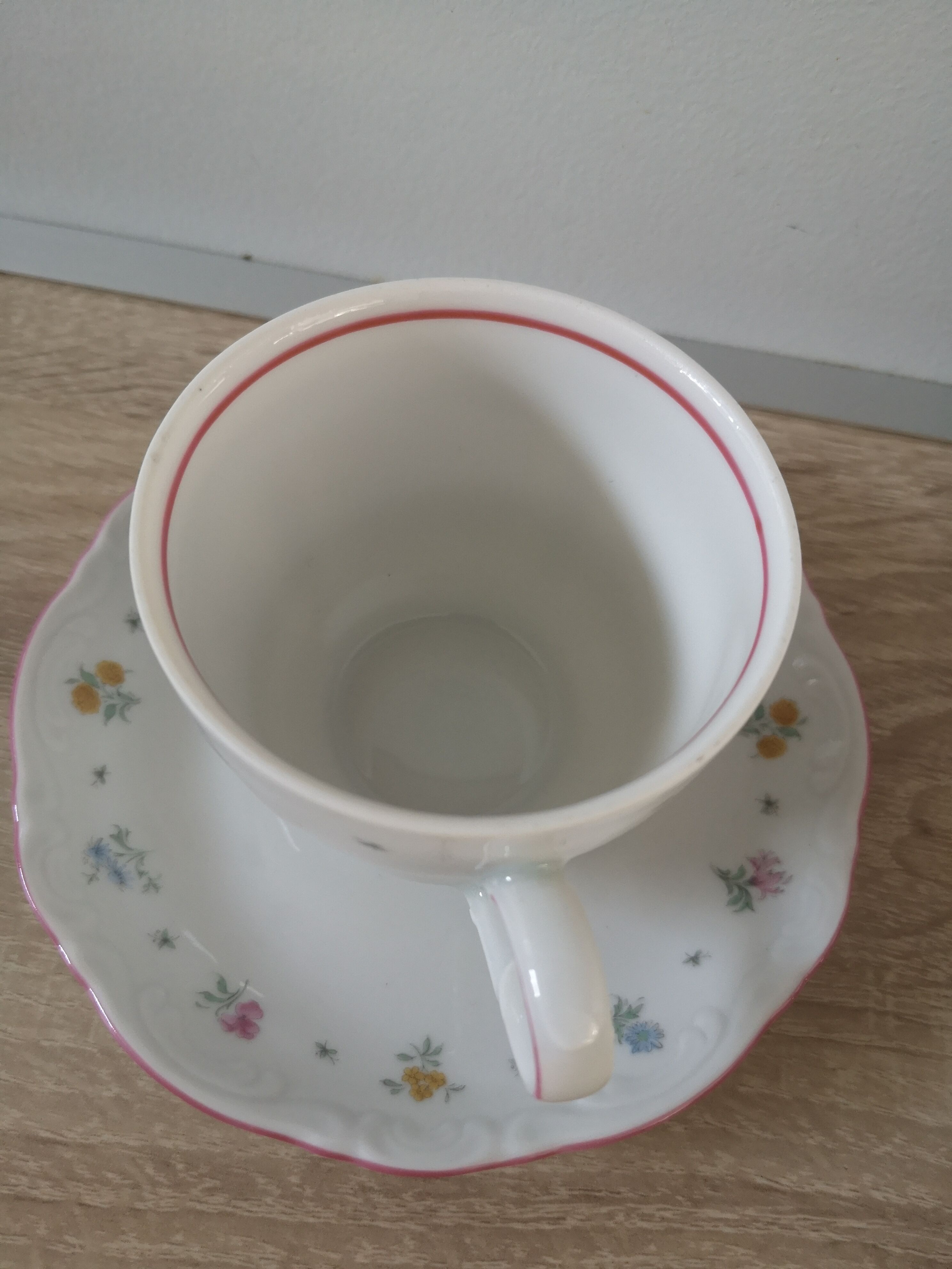 Lot of 5 coffee cups and porcelain saucers