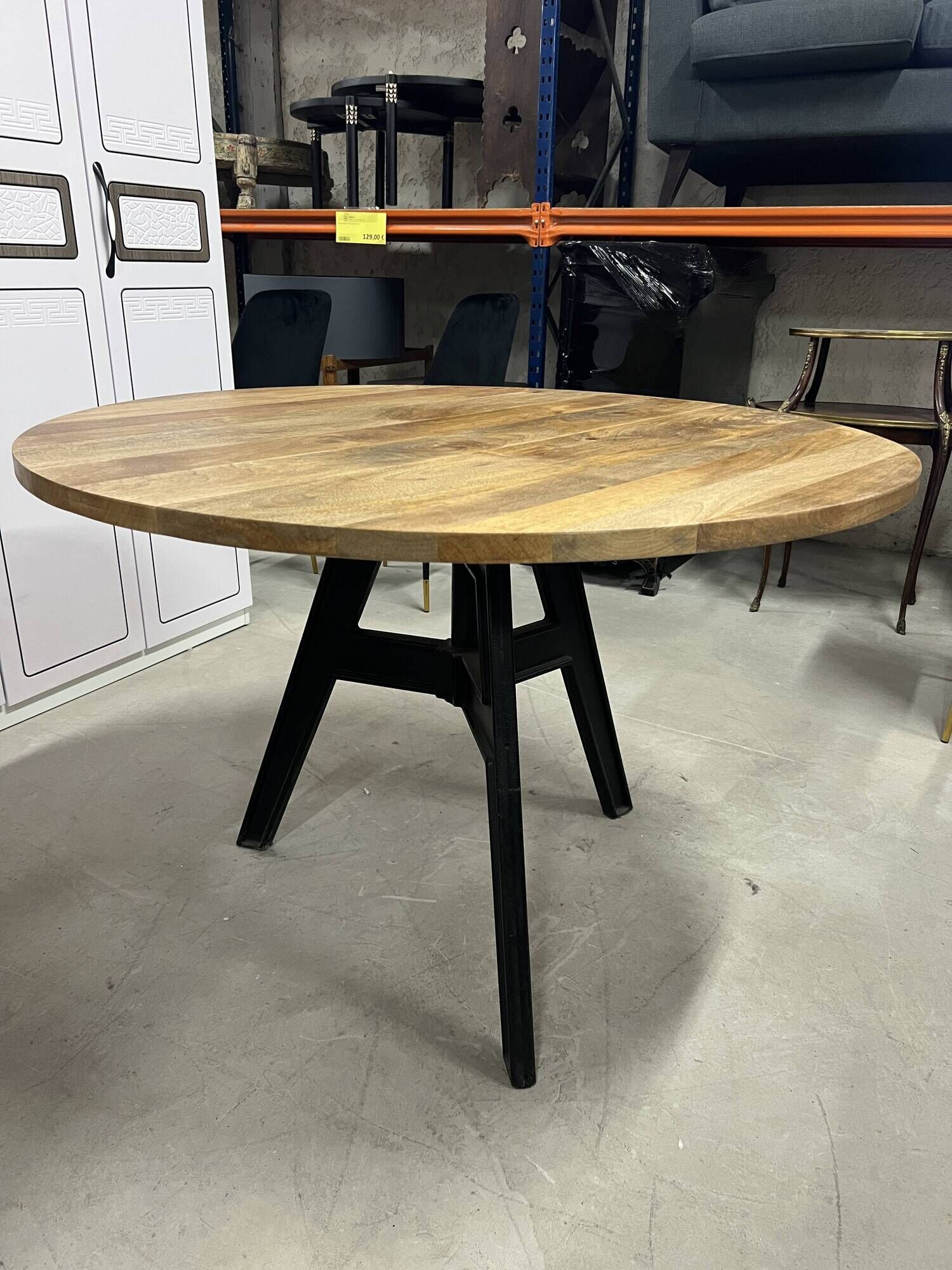 Industrial dining table for 6 to 8 people in mango and cast iron