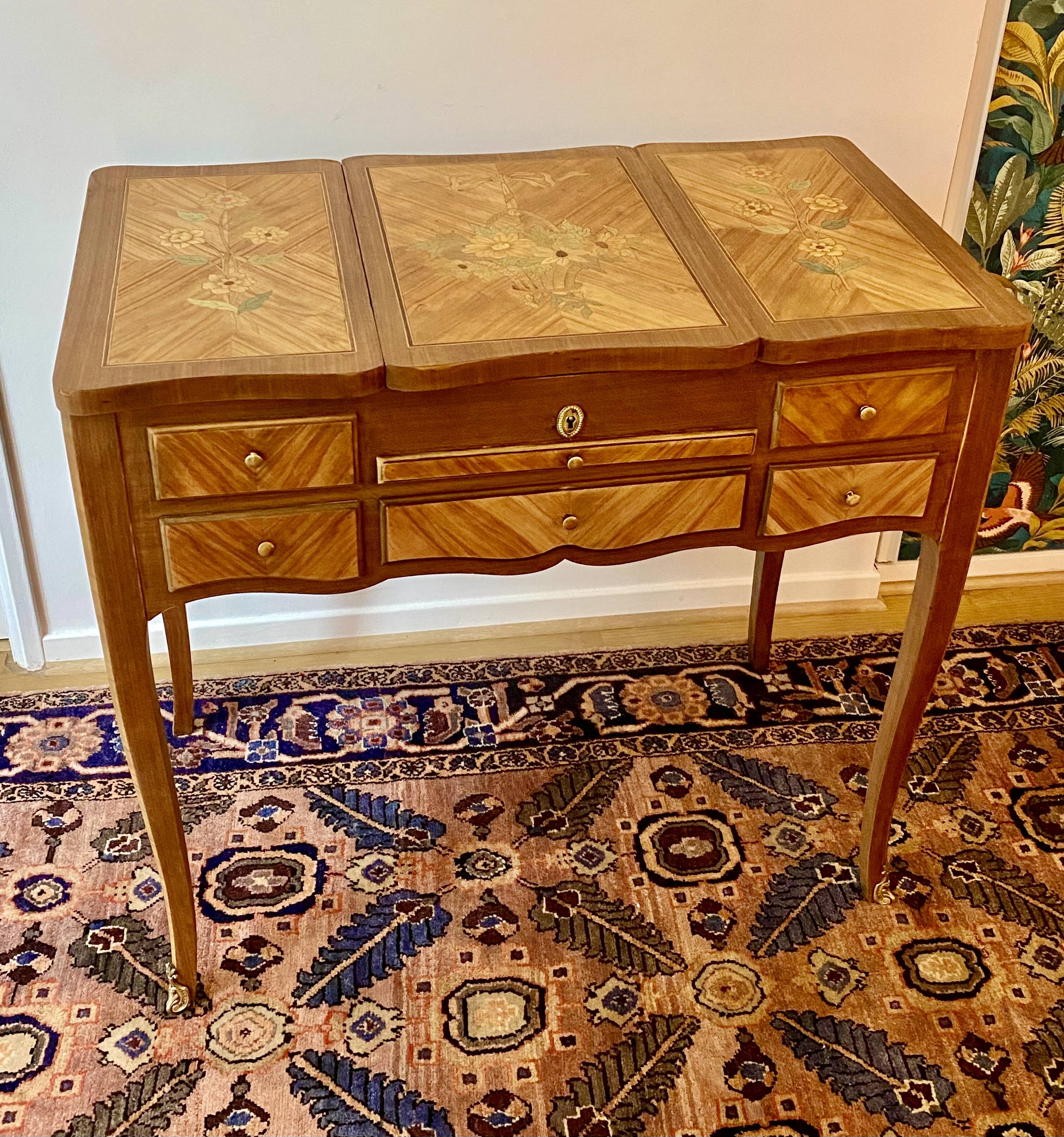 Coiffeuse en marqueterie de fleurs style Louis XV