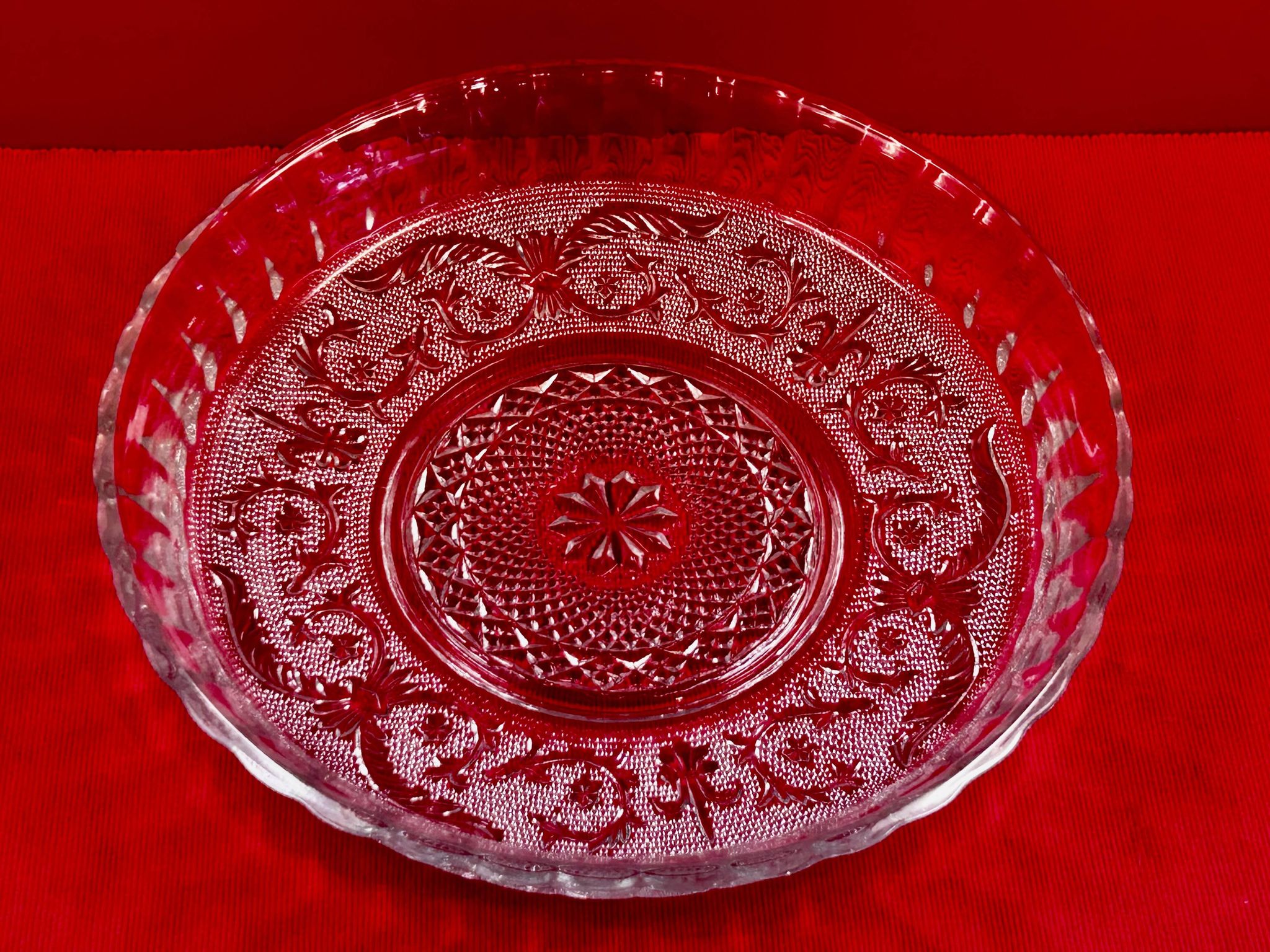 Grand Plat en verre - Décor de rinceaux et fleurs de Lys