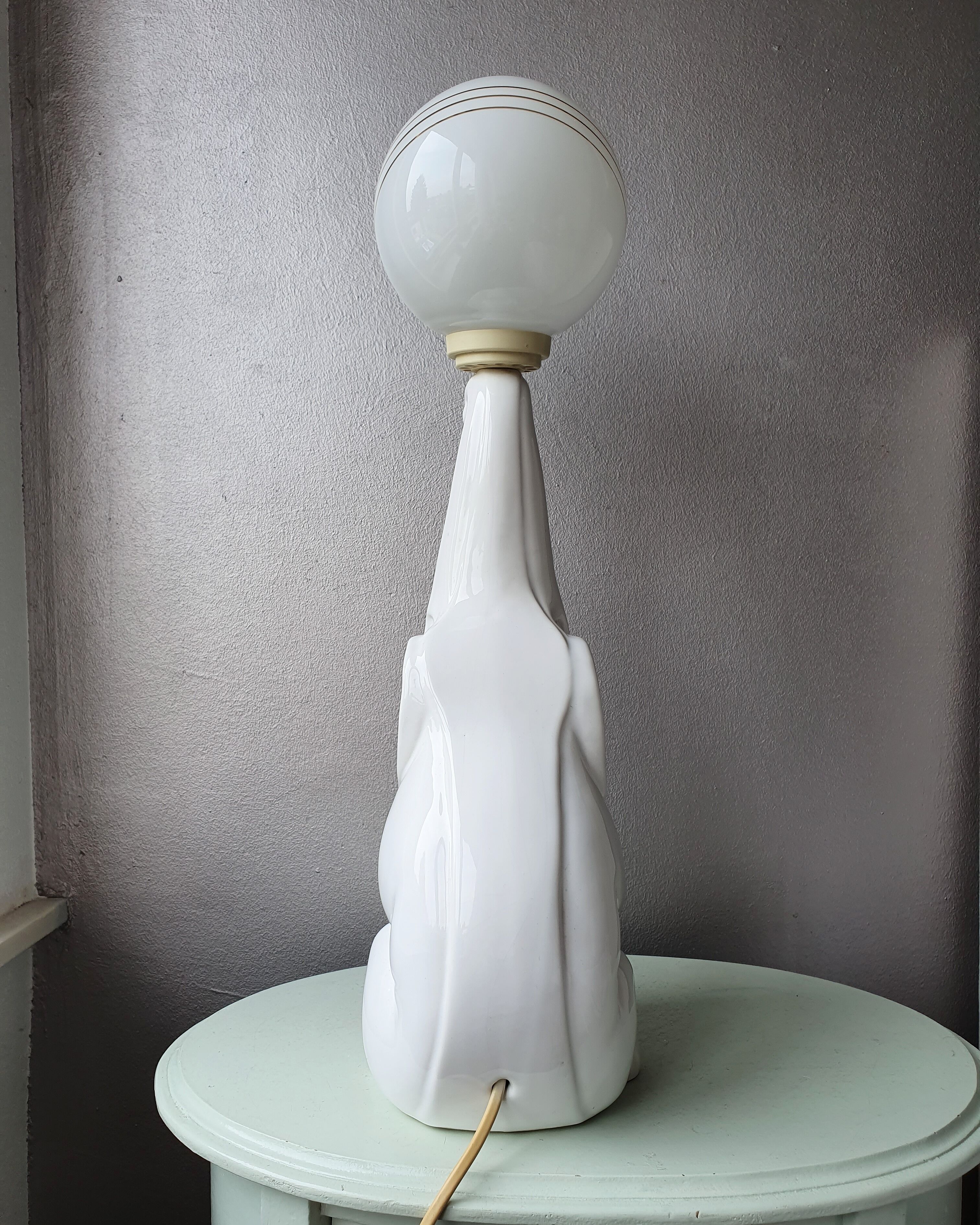 Vintage ceramic elephantlamp/table lamp with bol from the eighties