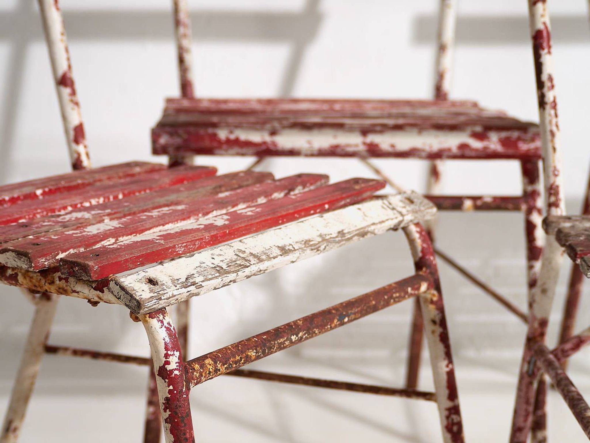Anciennes chaises de terrasse rouges et blanches (vers 1920). Ensemble de 4 pièces