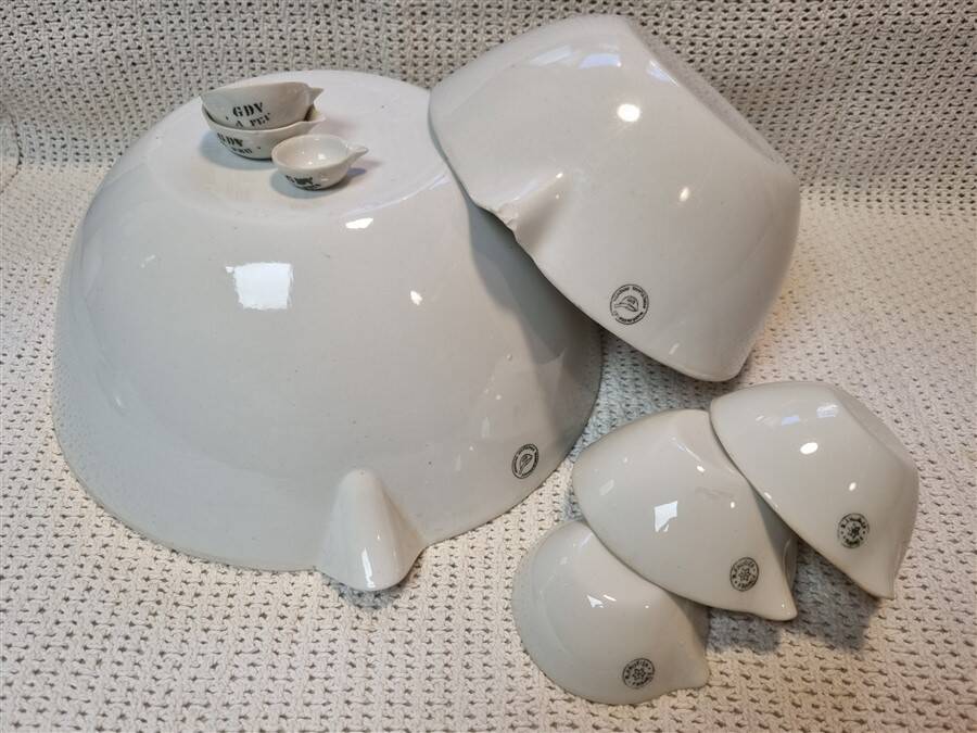 Set of 8 kitchen bowls