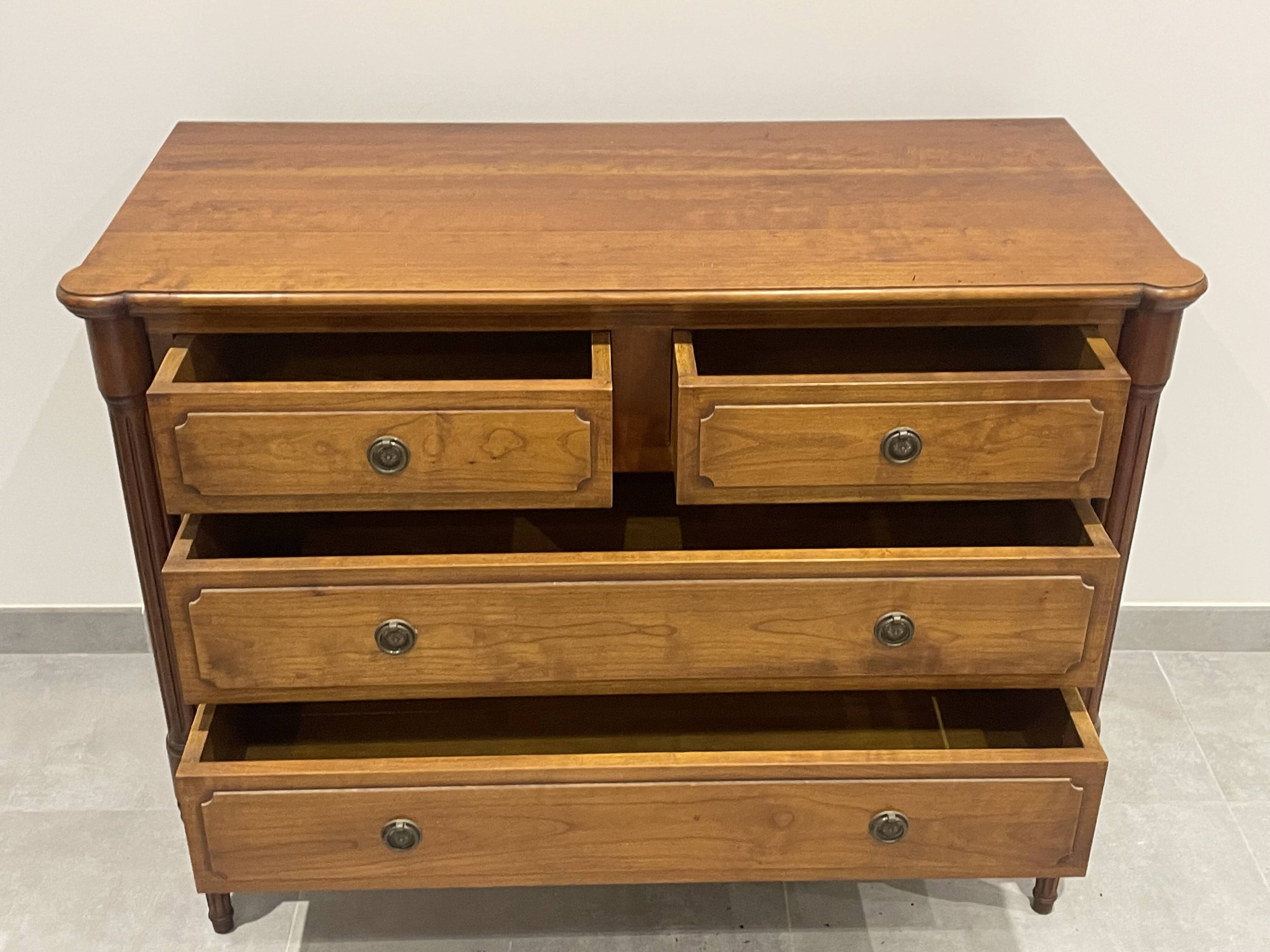 Commode en bois naturel