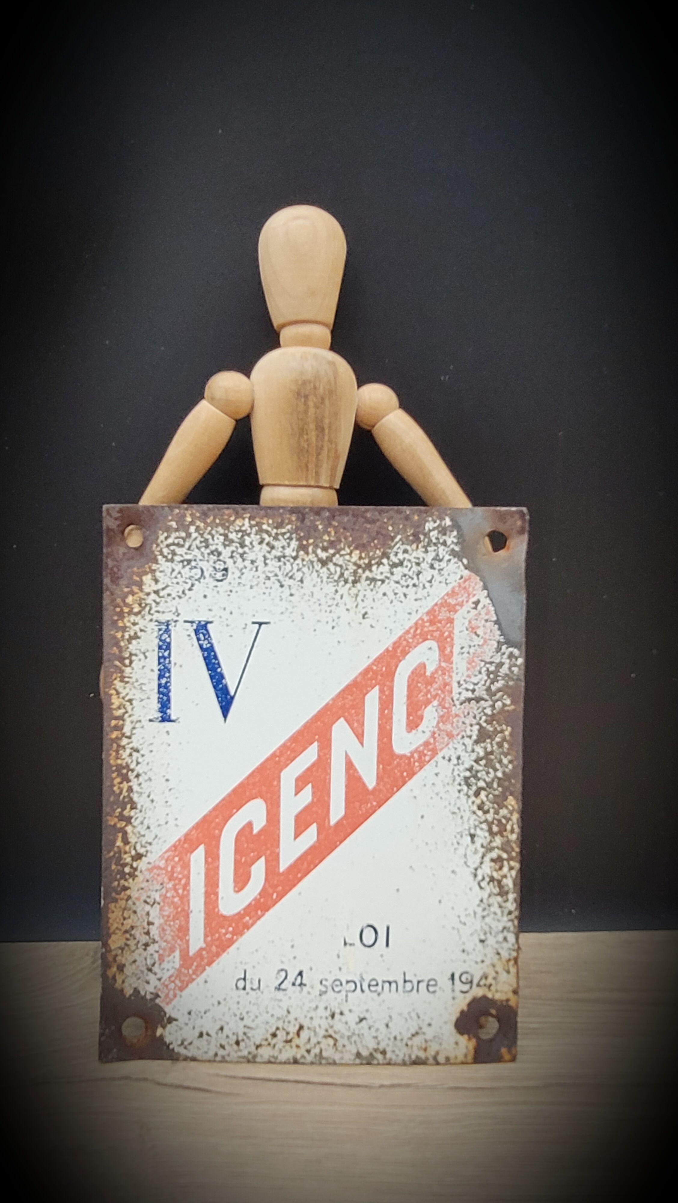License IV enamelled plate