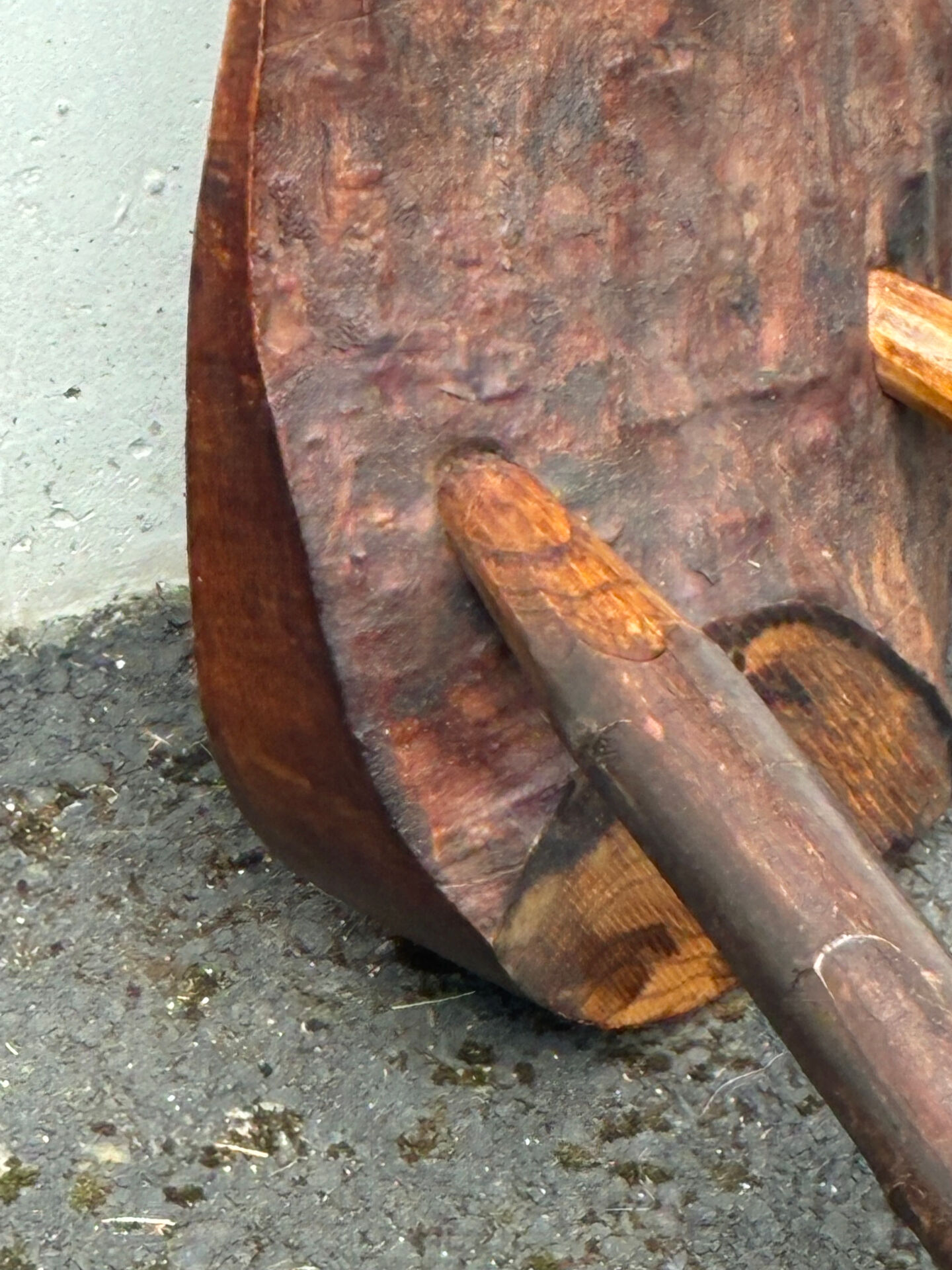 Table basse tripode brutaliste 