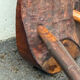 Table basse tripode brutaliste 