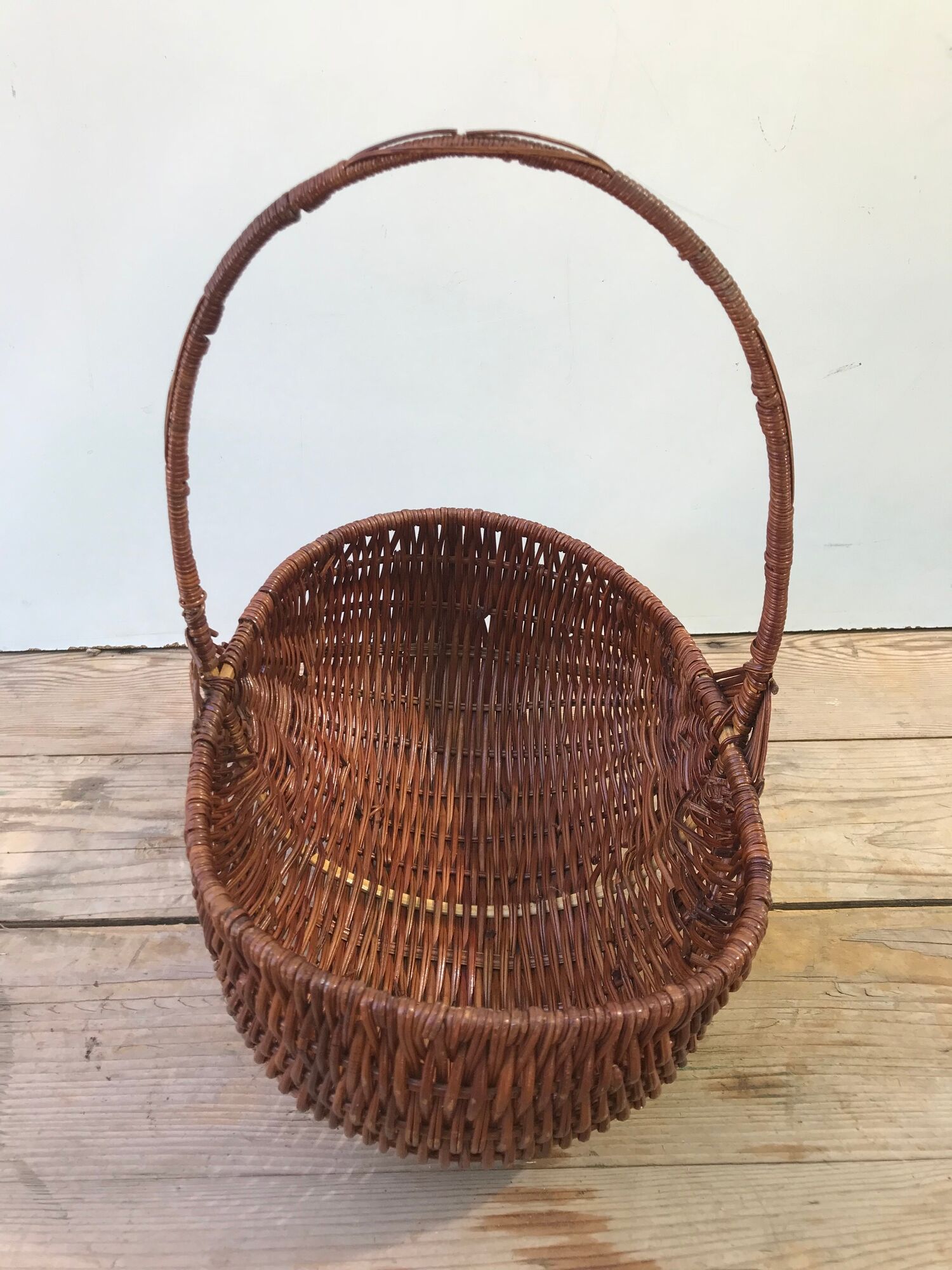 Former collection in braided wicker rattan with cove decoration vintage basket