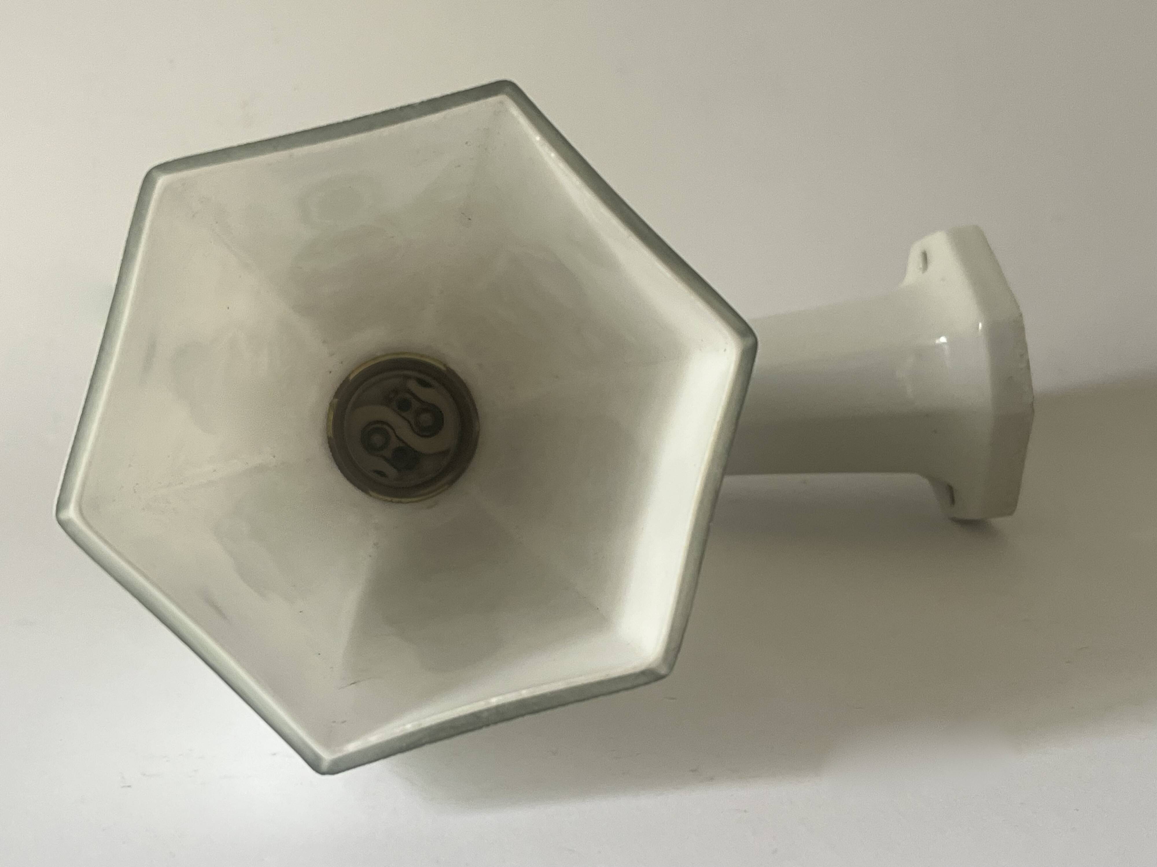 Art Deco wall light in ceramic and opaline.