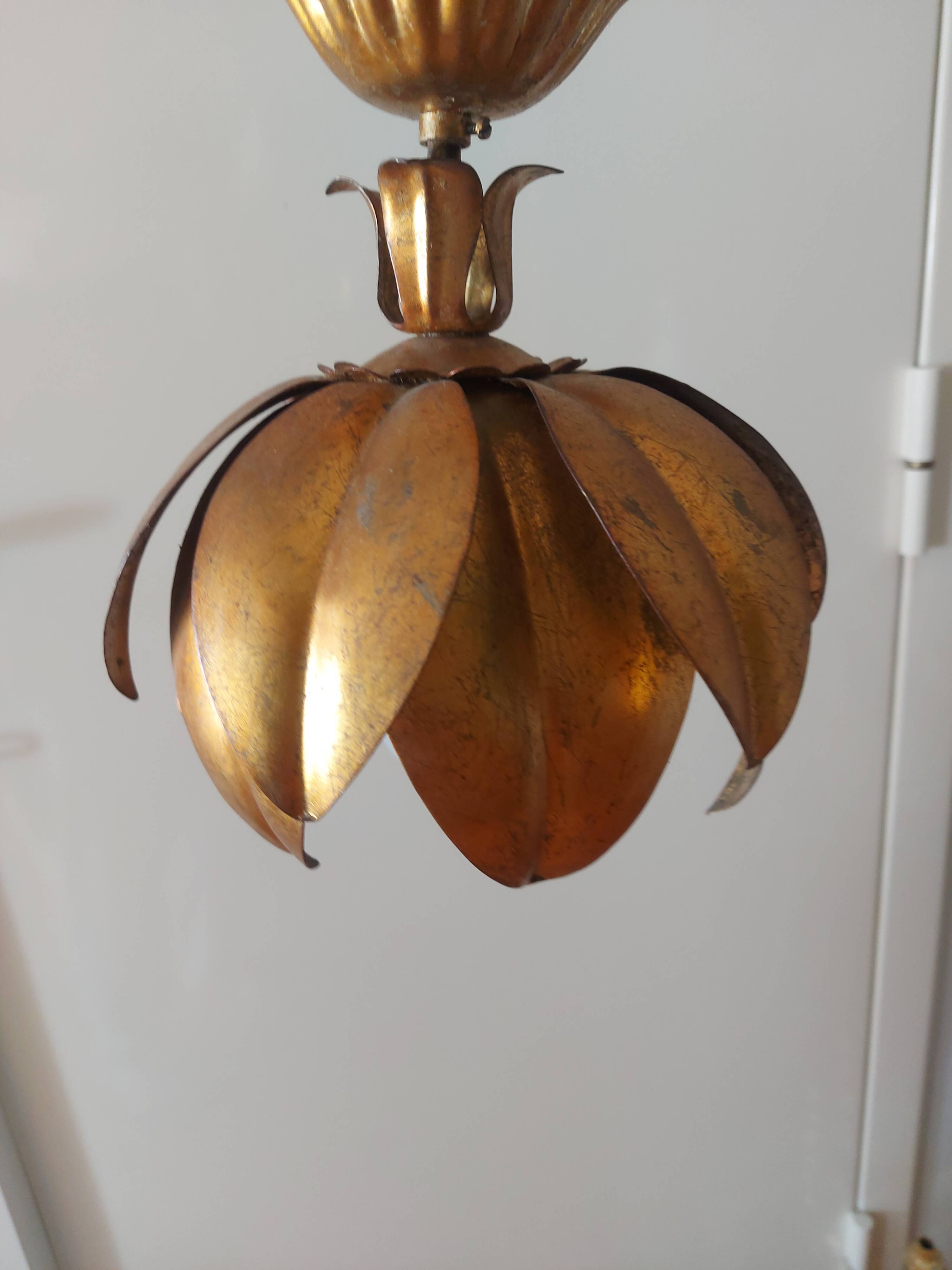 Flower ceiling light in gilded metal