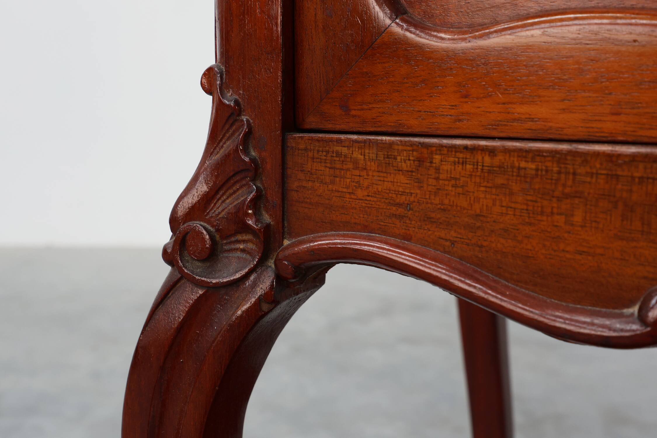 Paire de tables de nuit en noyer de style Louis XV avec des plateaux en marbre de Carrare, France