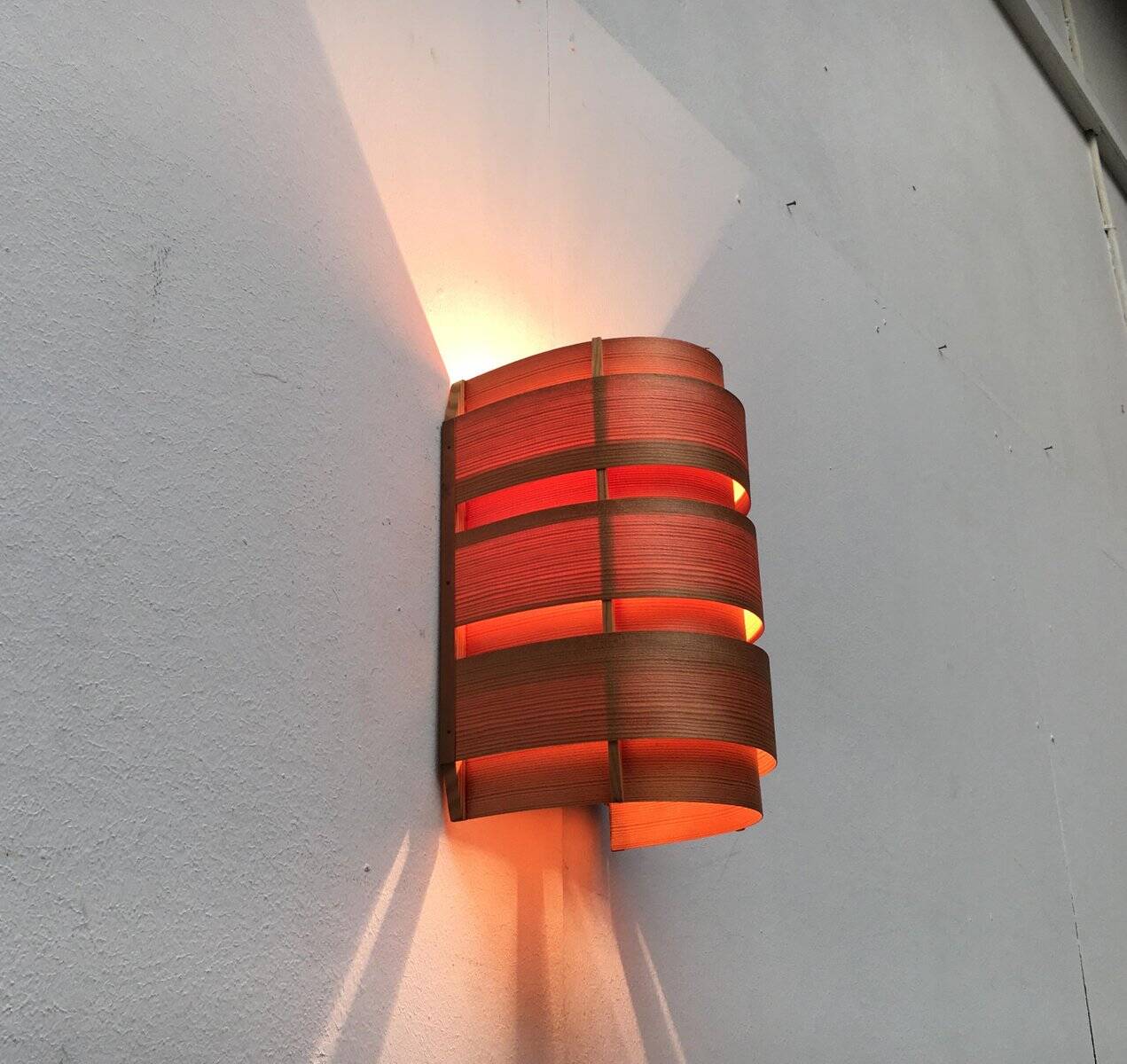Edda V155 wall lamp in teak from the mid-century by Hans-Agne Jakobsson for Ellysett AB, 1950s.