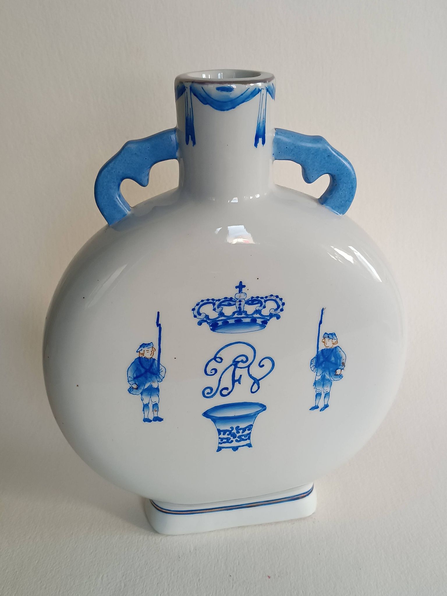 Gourd-shaped blue and white porcelain vase from China, 19th century.