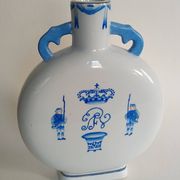 Gourd-shaped blue and white porcelain vase from China, 19th century.