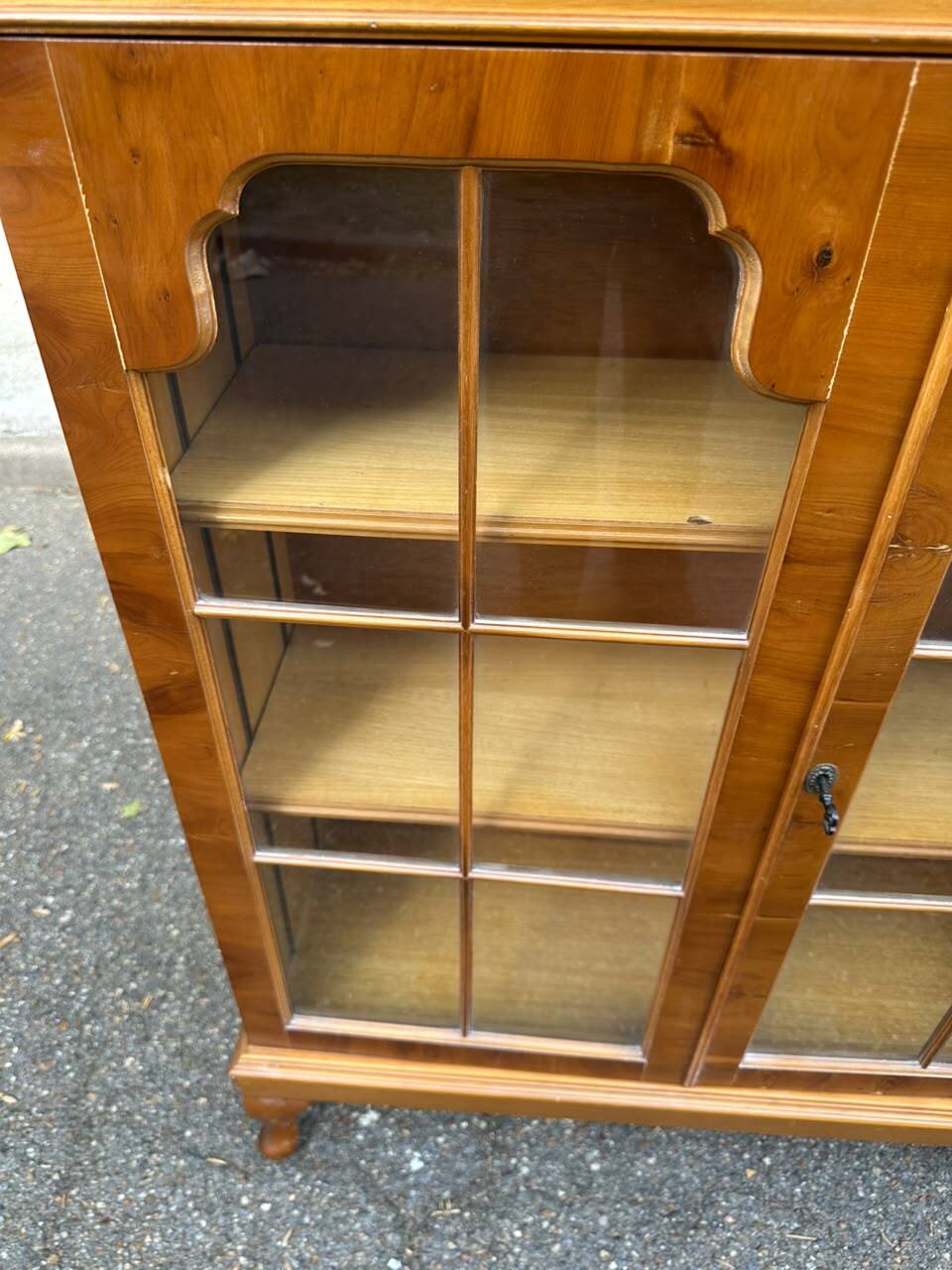 Chippendale display cabinet in wood, English Queen Anne dresser bookcase from 1960.