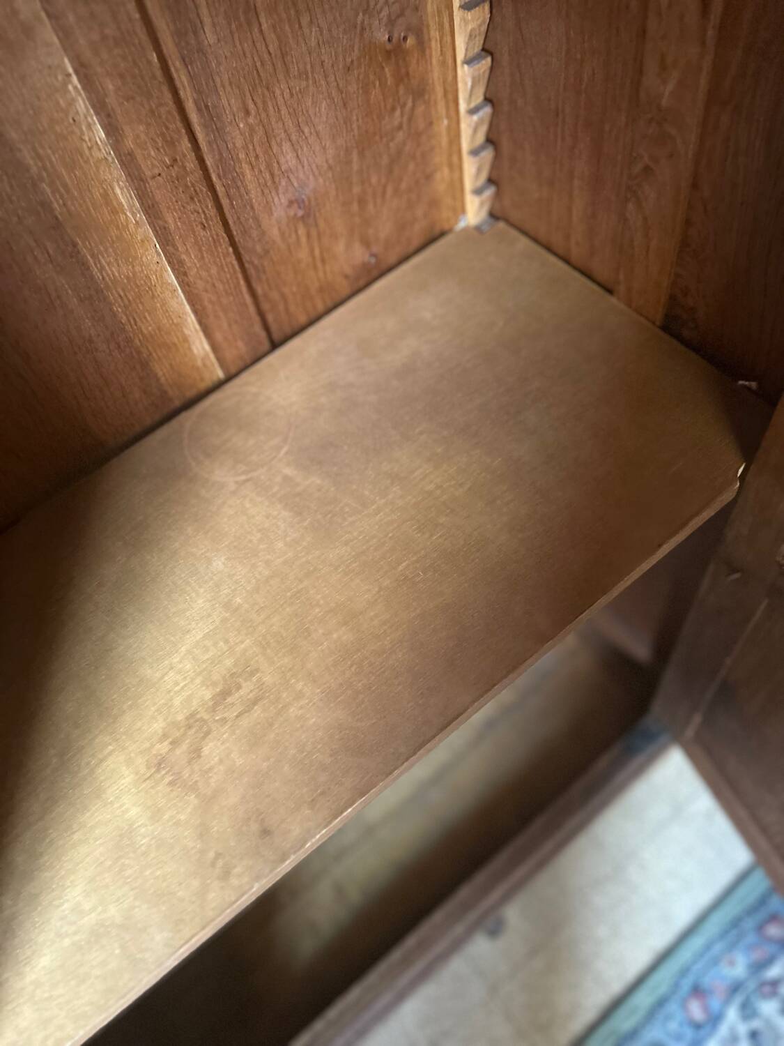Small Parisian glass-fronted cabinet in fine oak from the late 19th century – a timeless ally for small spaces.