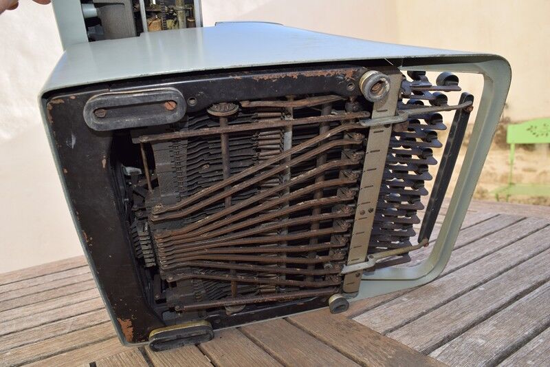 Hispano olivetti typewriter