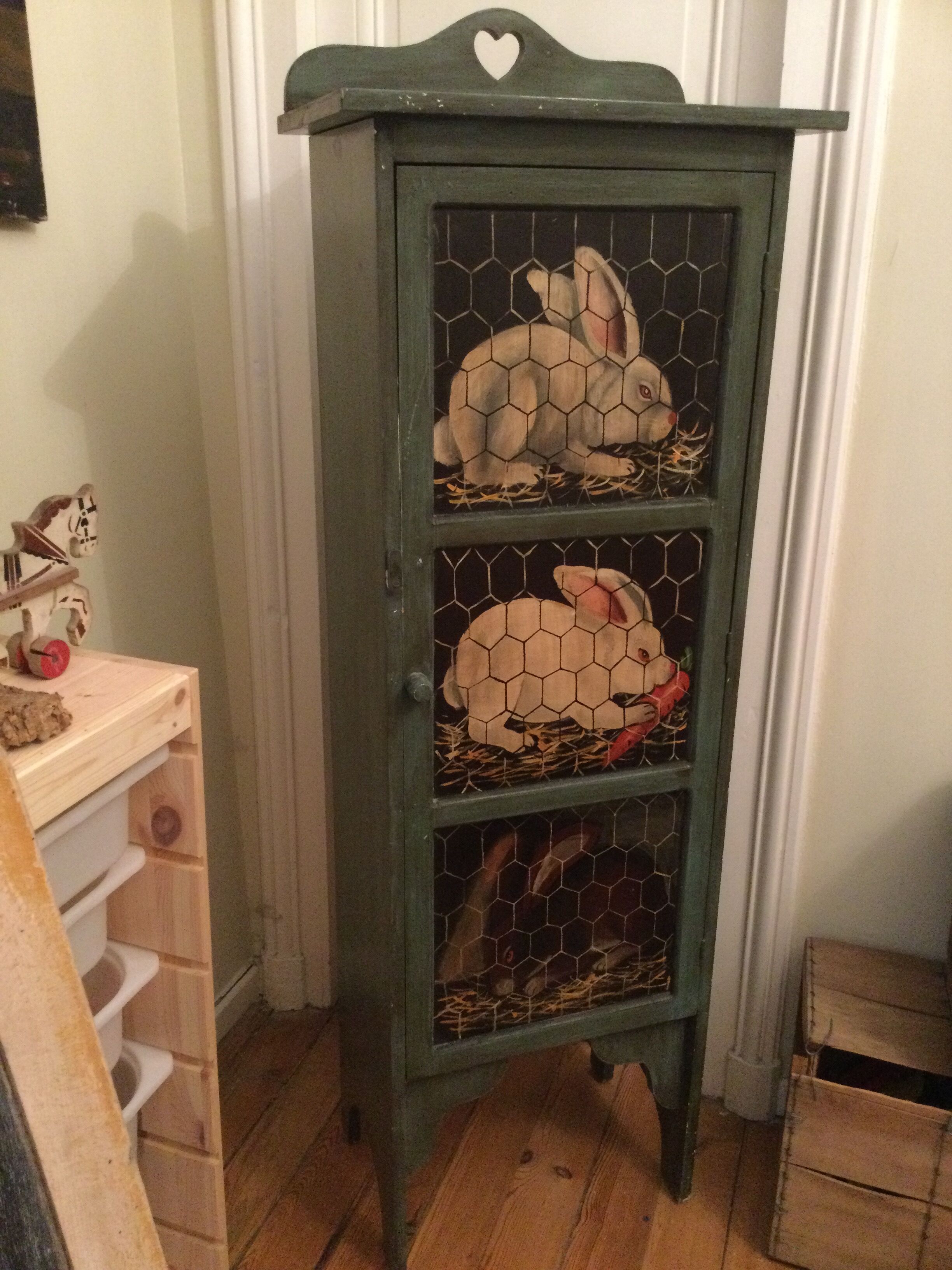 Decorated shelf cabinet 3 rabbits
