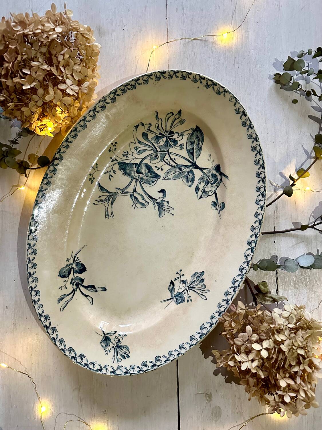 Oval dish, honeysuckle model