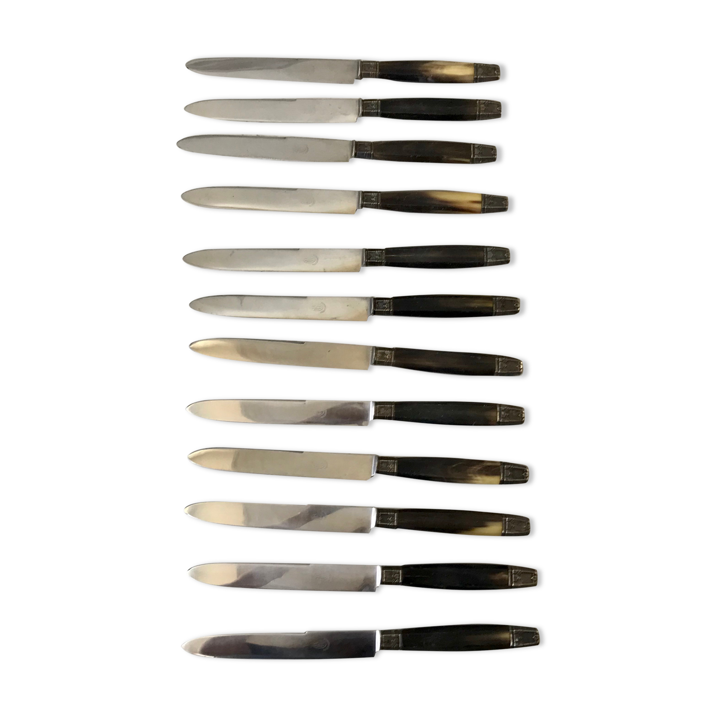 Lot de 12 couteaux en bakélite foncée années 60-70