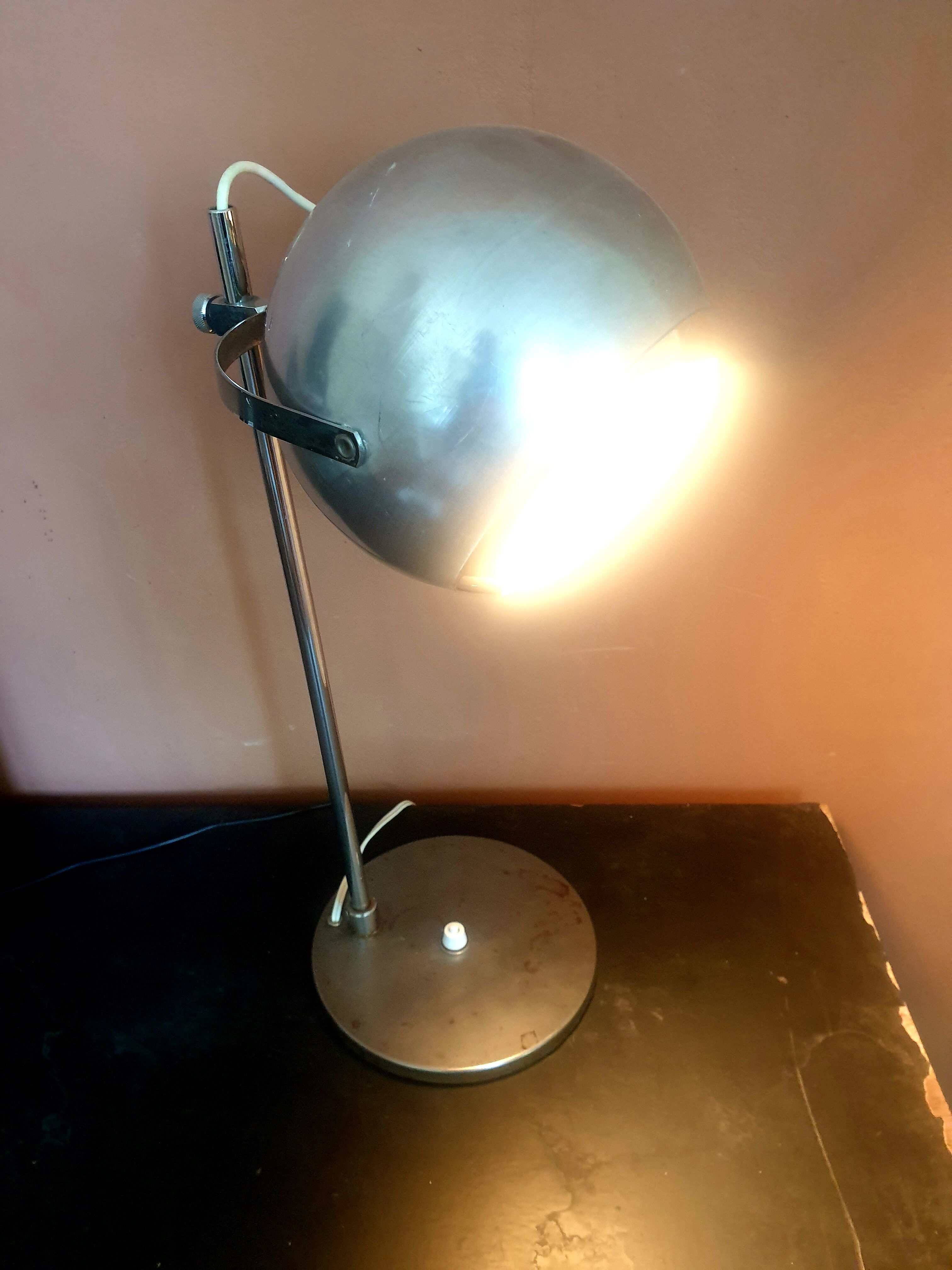 "Eye ball" desk lamp