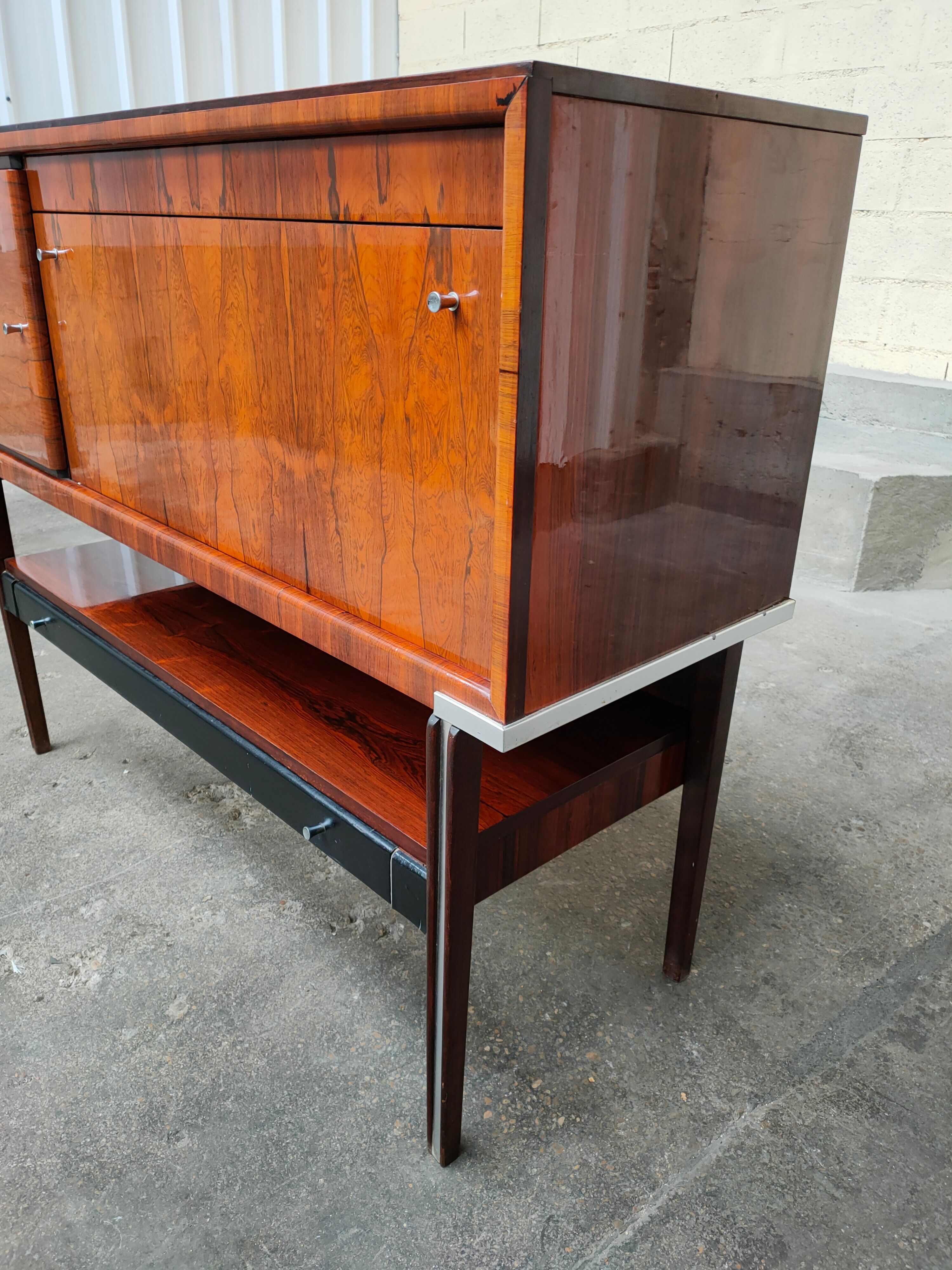 Rosewood-seeded string buffet